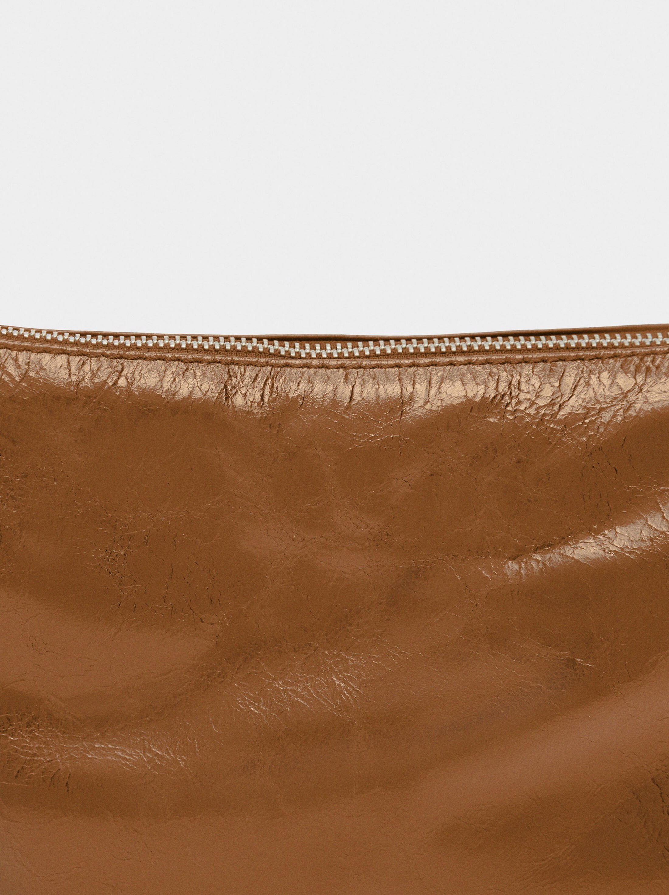 Mala hobo de pele com tachas image number 7.0