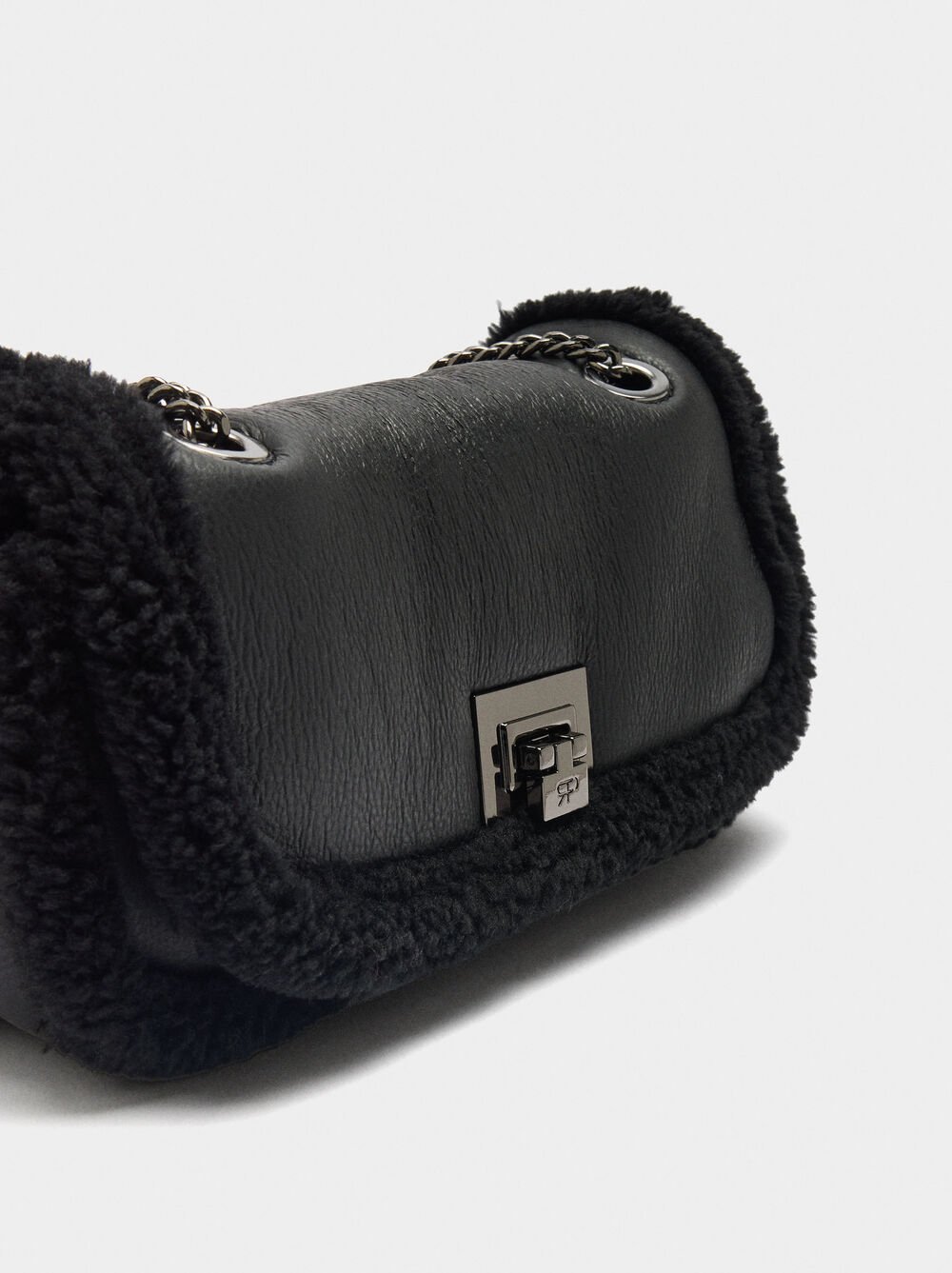 Party bag with fur effect borders