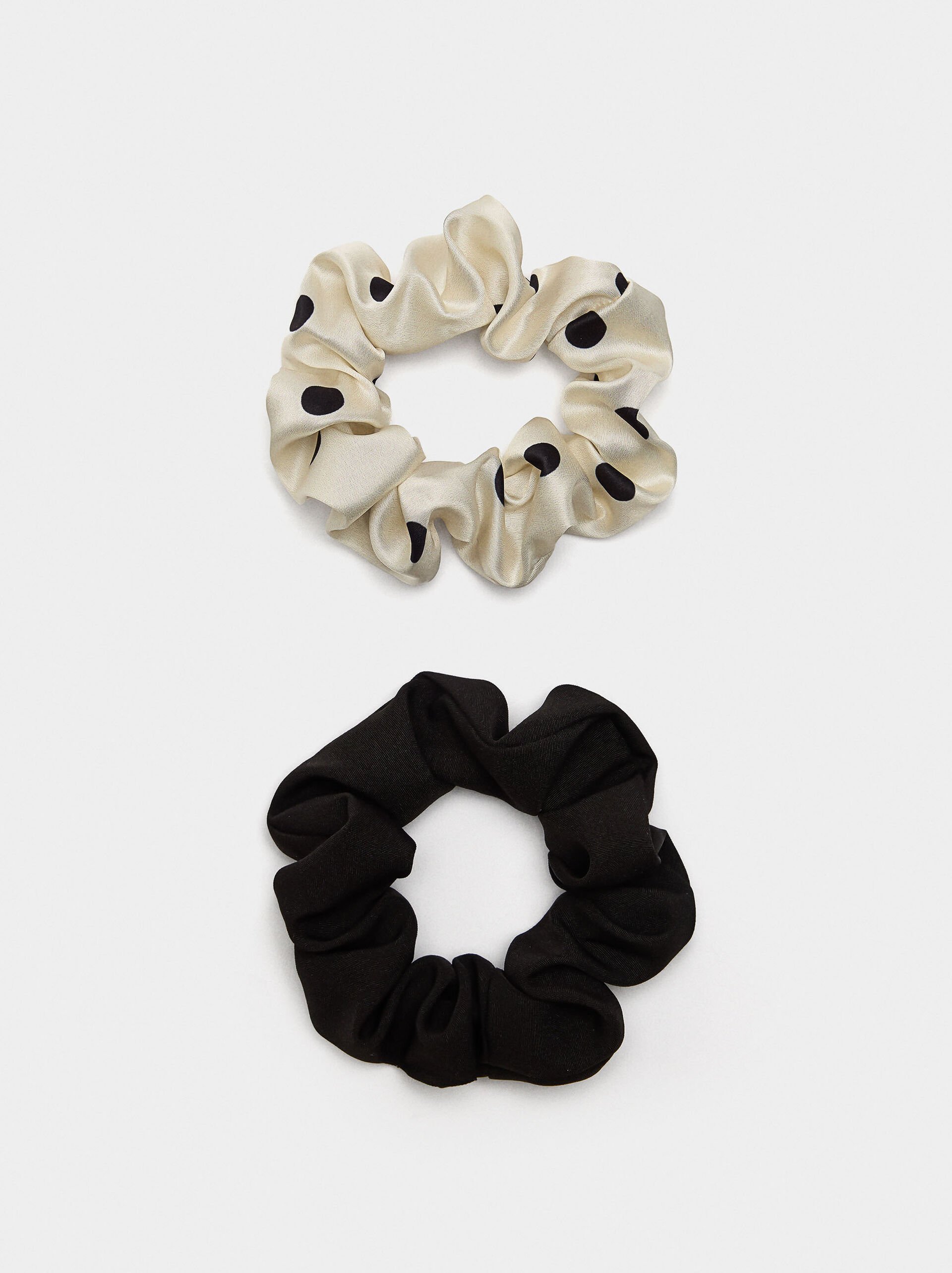 Set of scrunchie elastics with polka dots image number 0.0