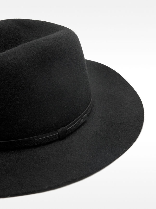 Woollen hat