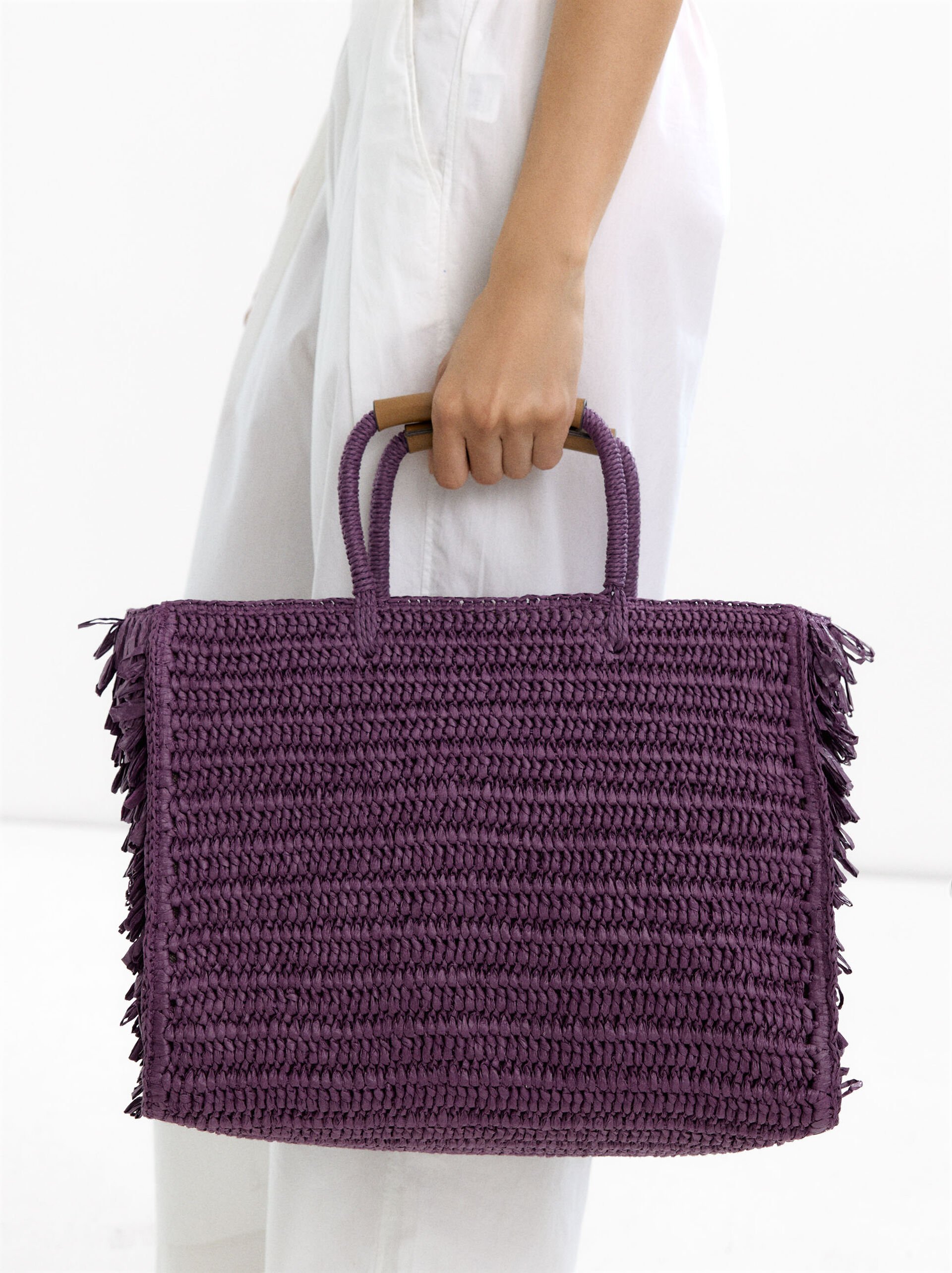Straw effect shopper bag with fringes image number 1.0