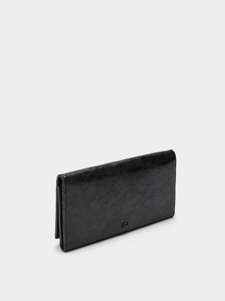 Cartera con tachuelas