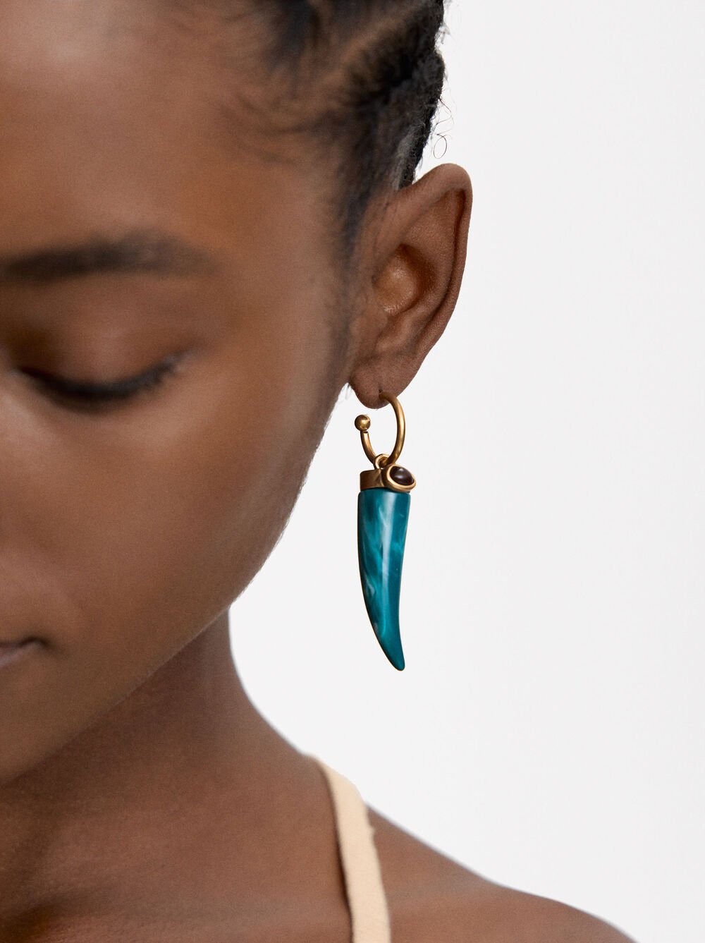 Open hoop earrings with stone effect pendant