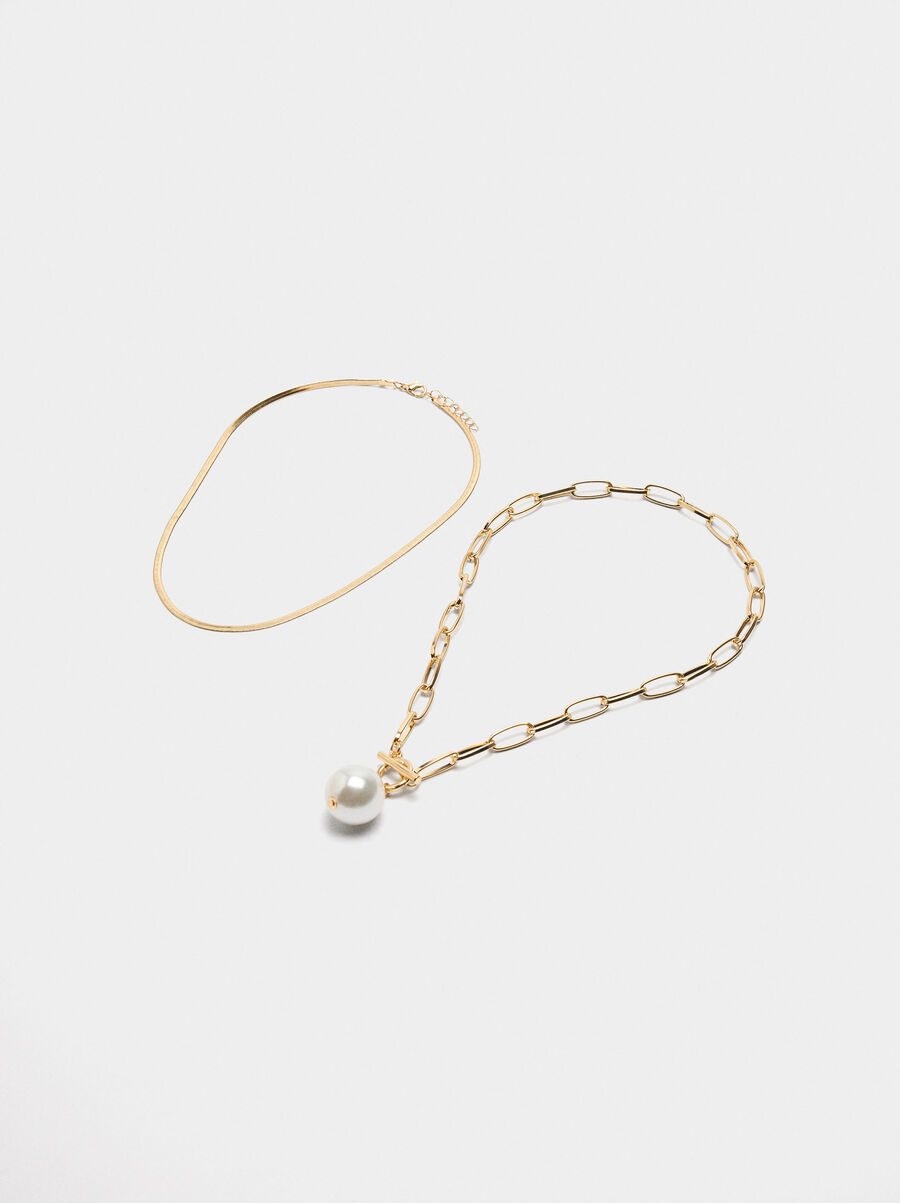 Set of short necklaces with pearl pendant