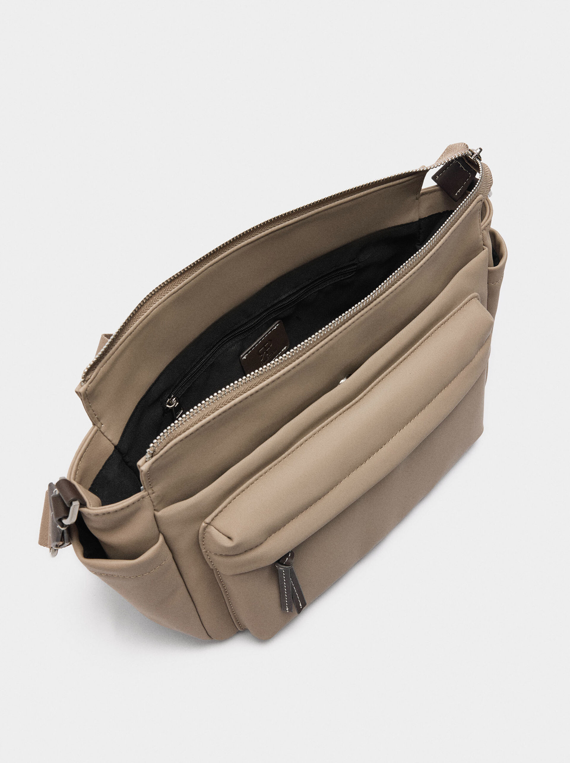 Bolso bandolera efecto nylon image number 4.0