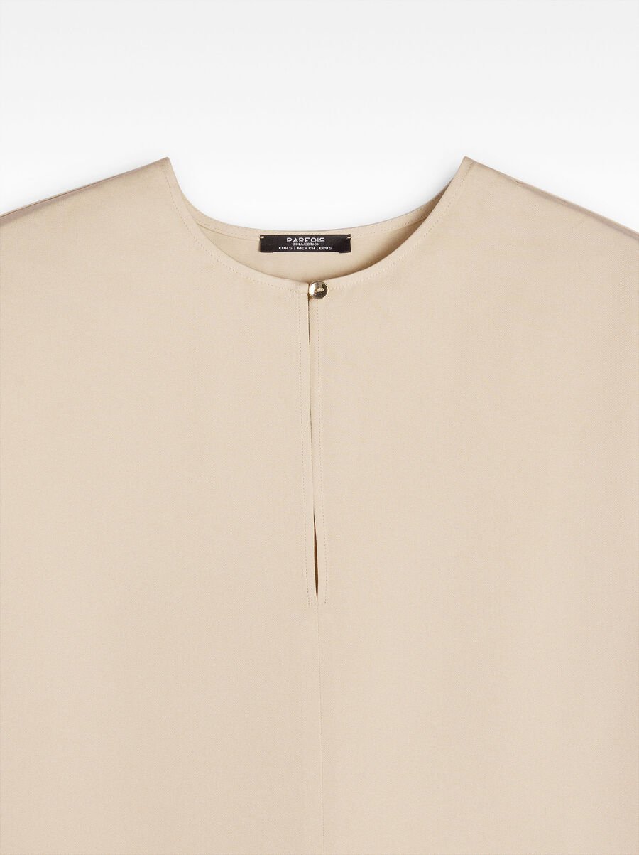 Plain top with button