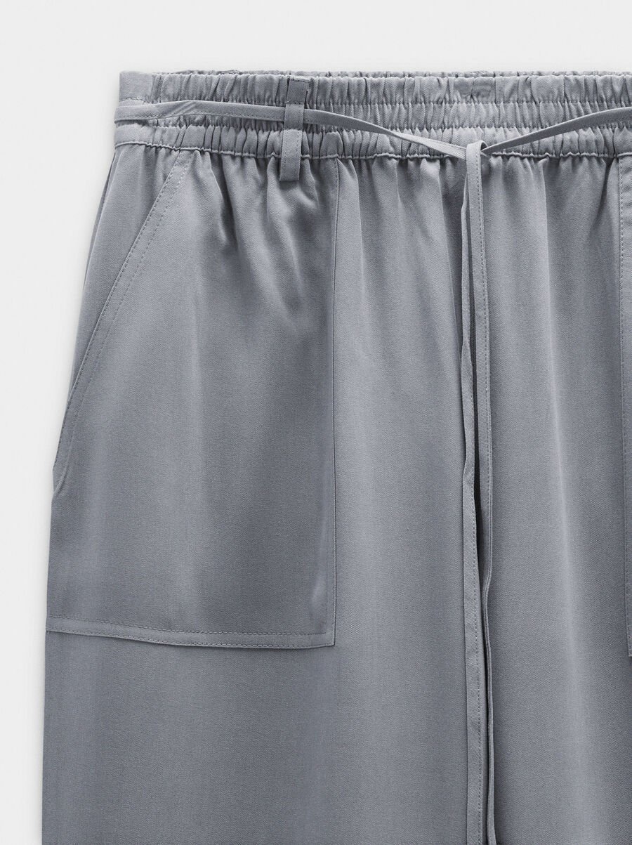 Elastic waist trousers with pockets