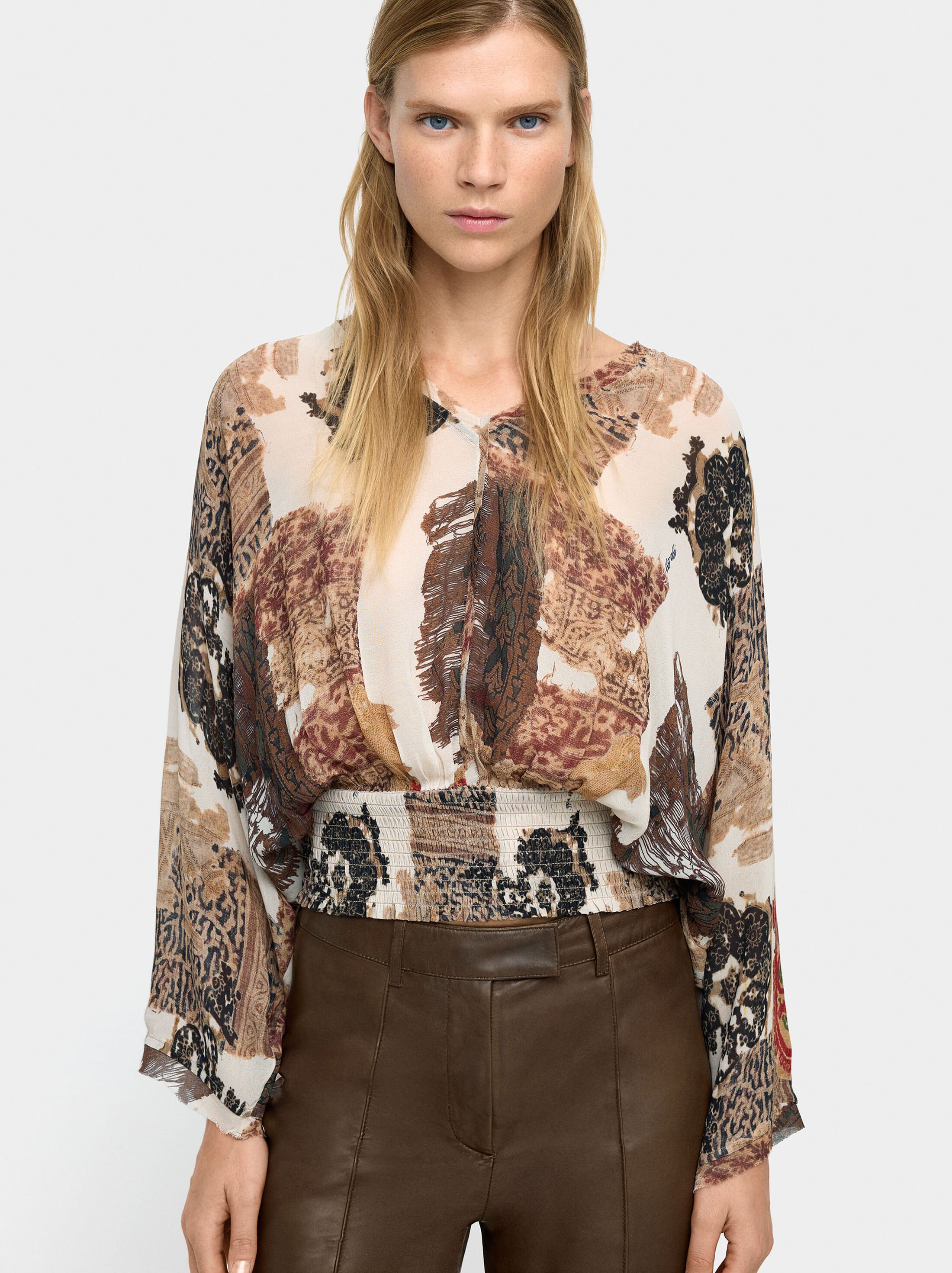 Blusa estampada de teixit semitransparent image number 2.0