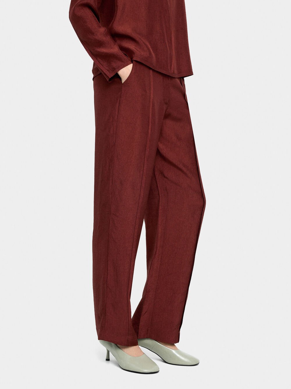 Trousers with crinkled effect