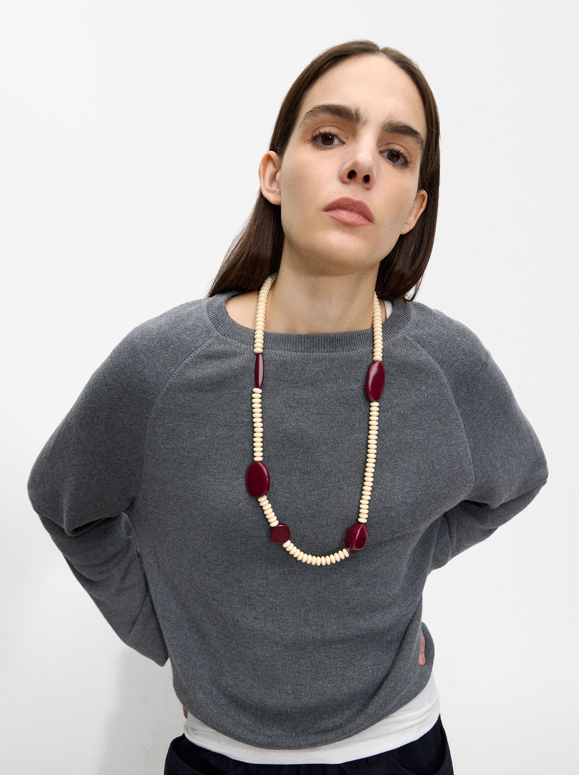Long necklace with contrasting-colored beads image number 2.0