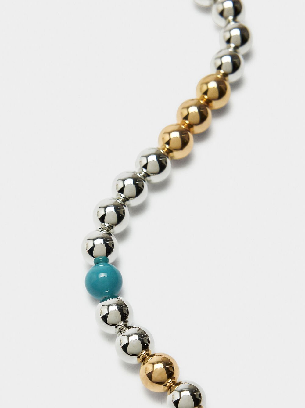 Short necklace with beads