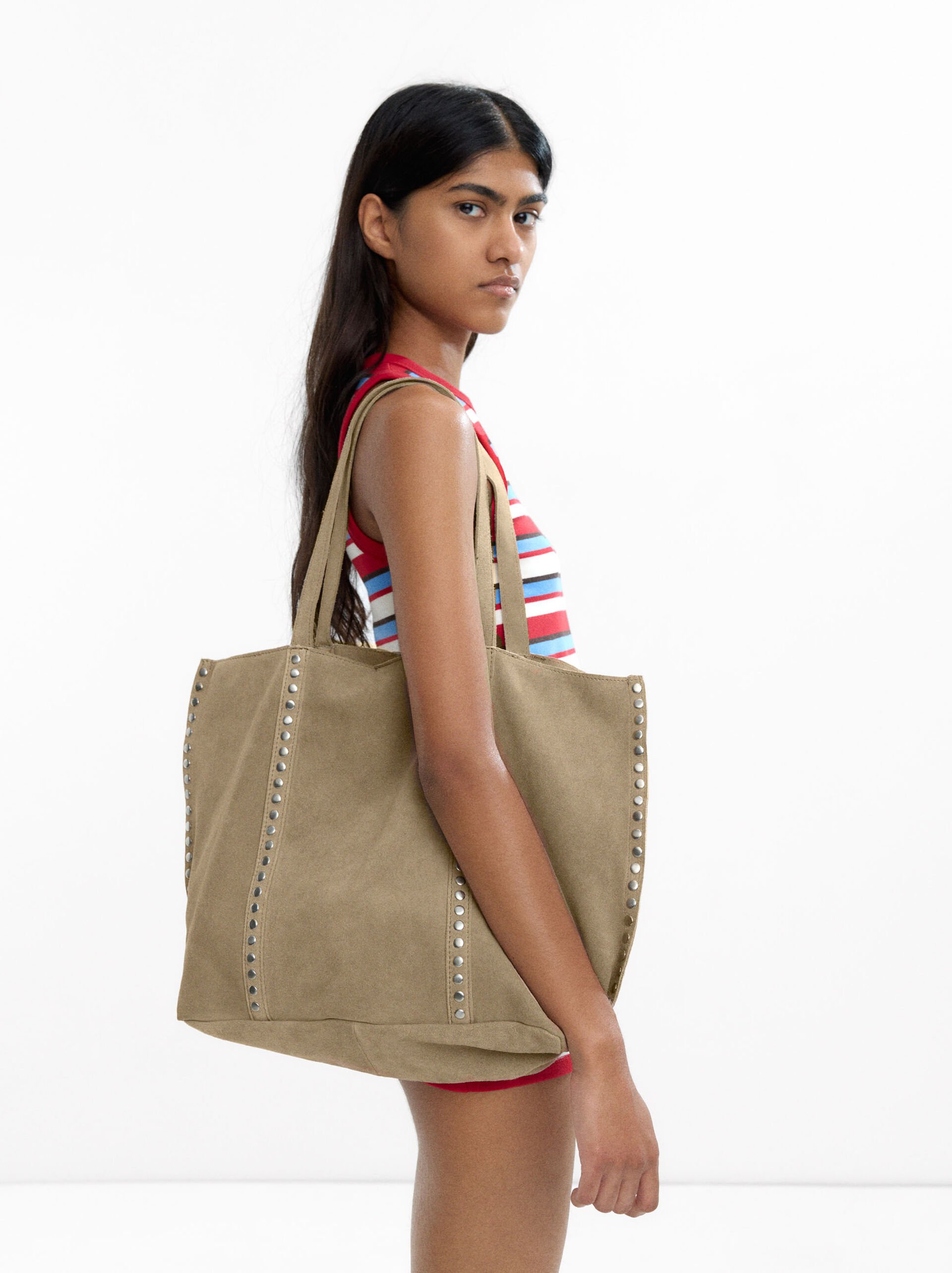 Mala shopper in pelle con tachas image number 1.0