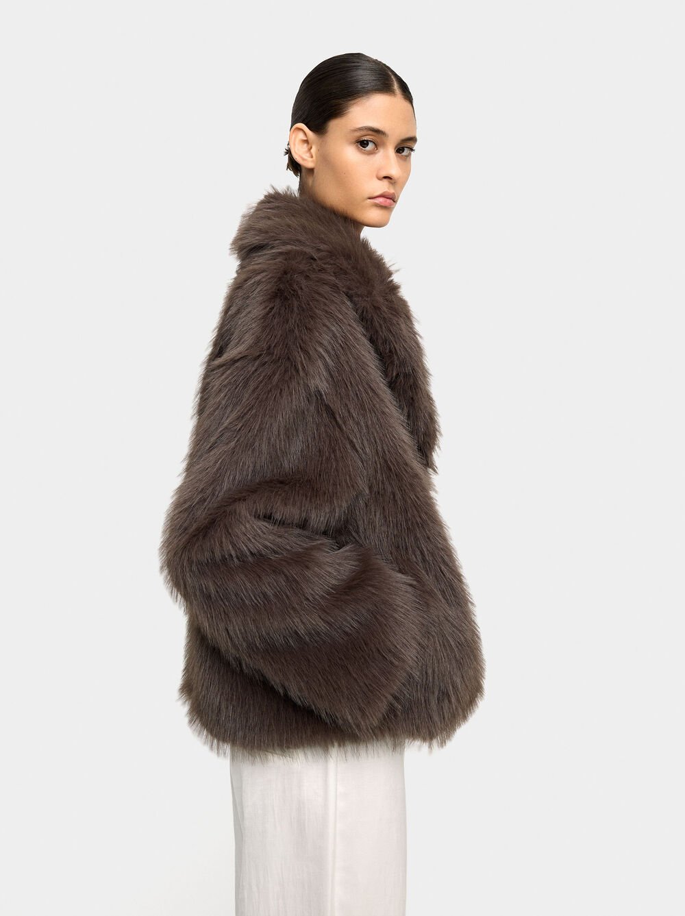Voluminous coat with fur effect
