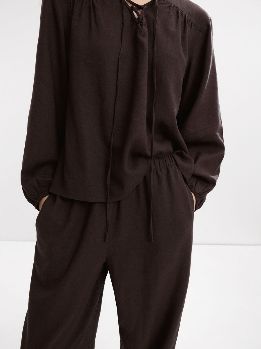 Trousers with linen elastic waistband