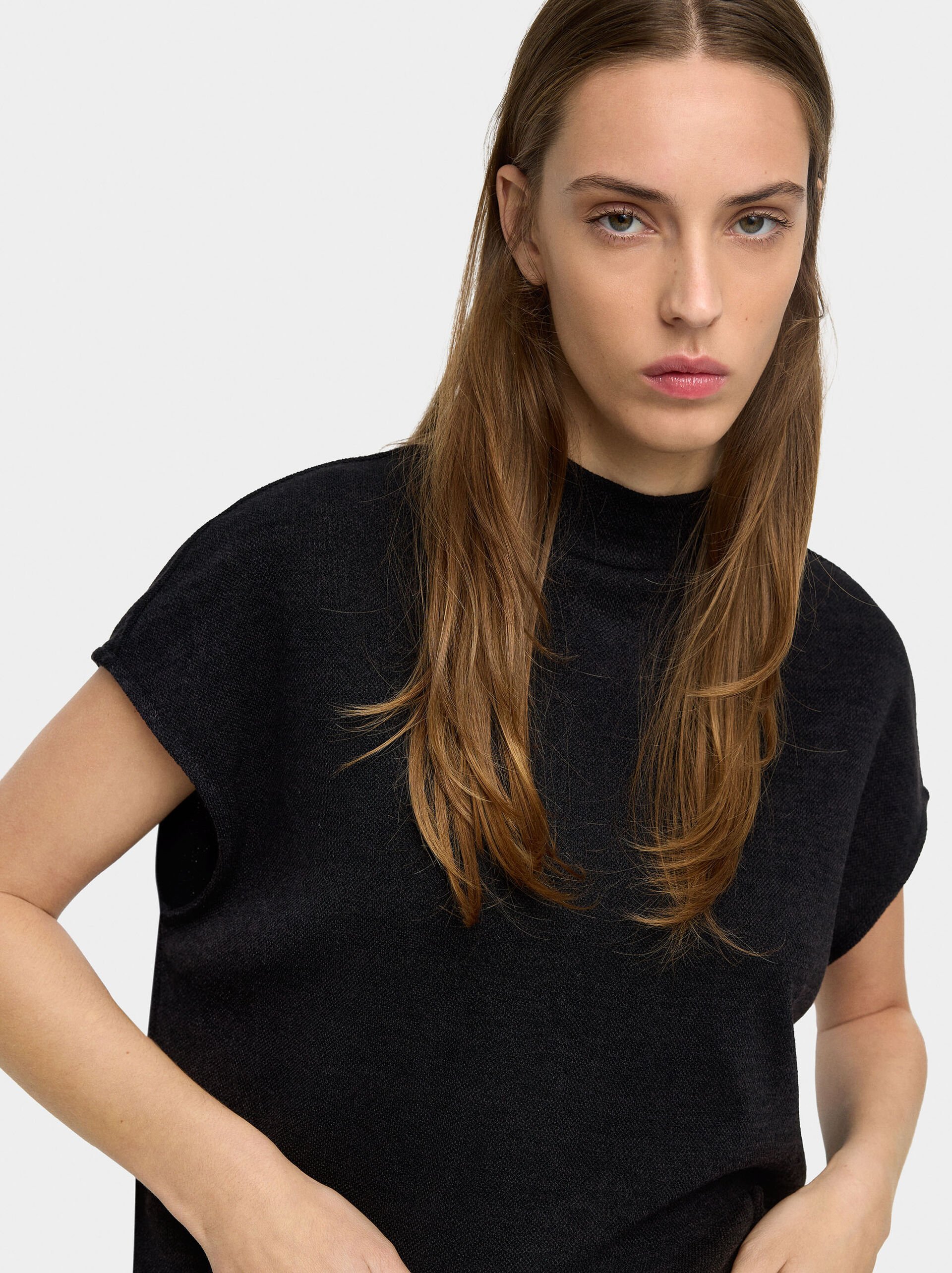 Top with side details image number 4.0