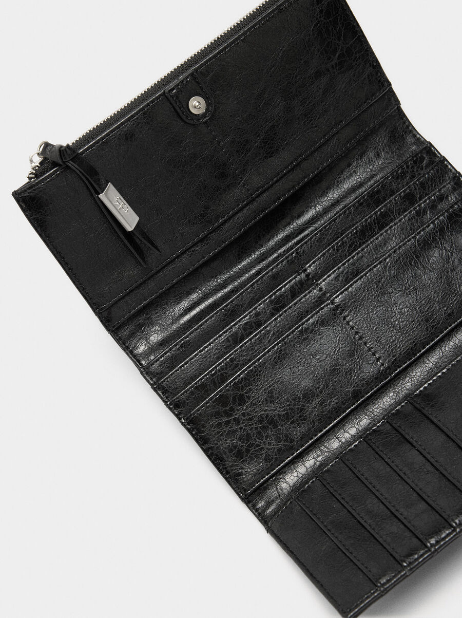 Cartera con tachuelas