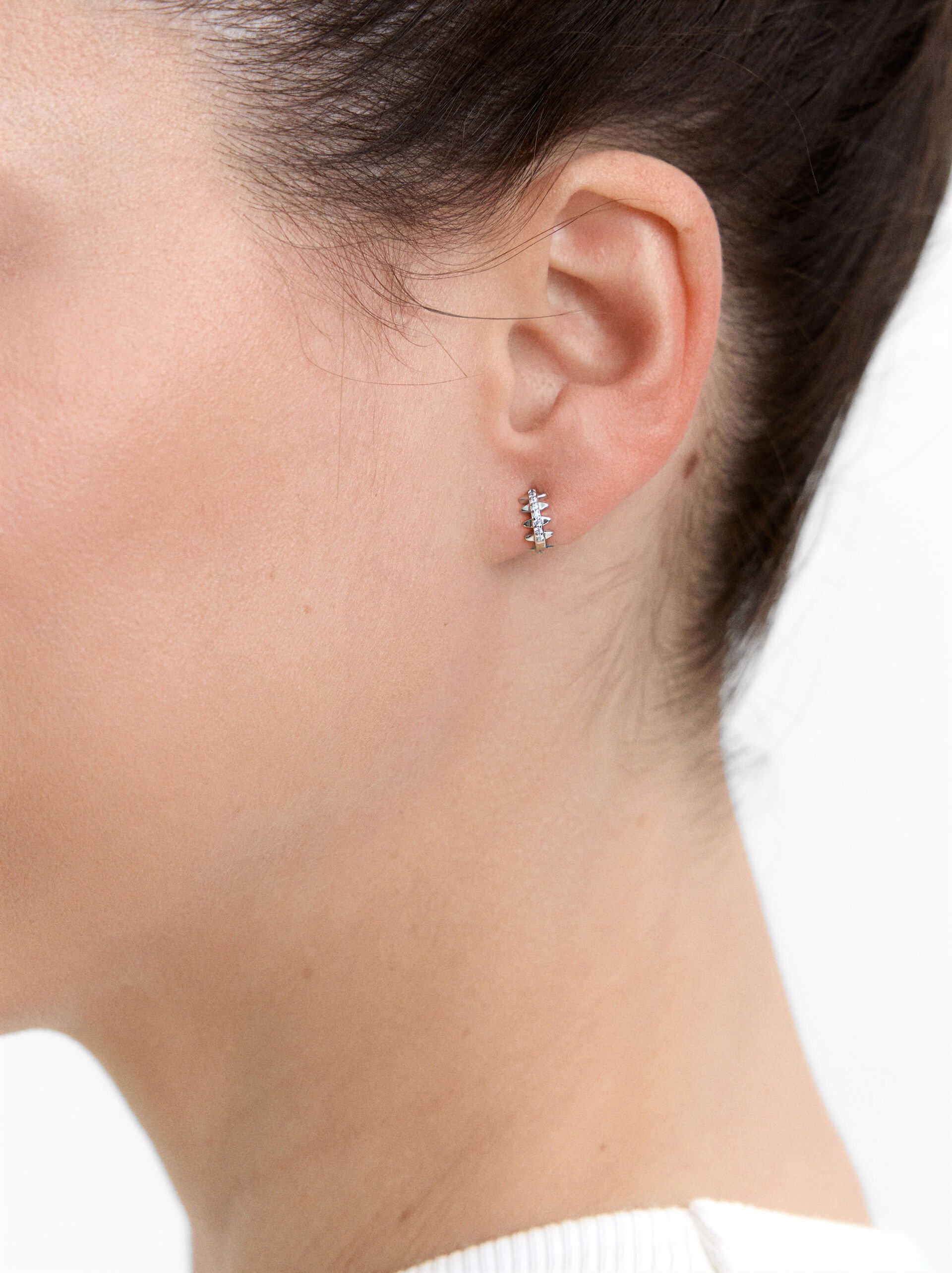 Orecchino singolo con zirconi e rilievo – argento sterling 925 image number 1.0