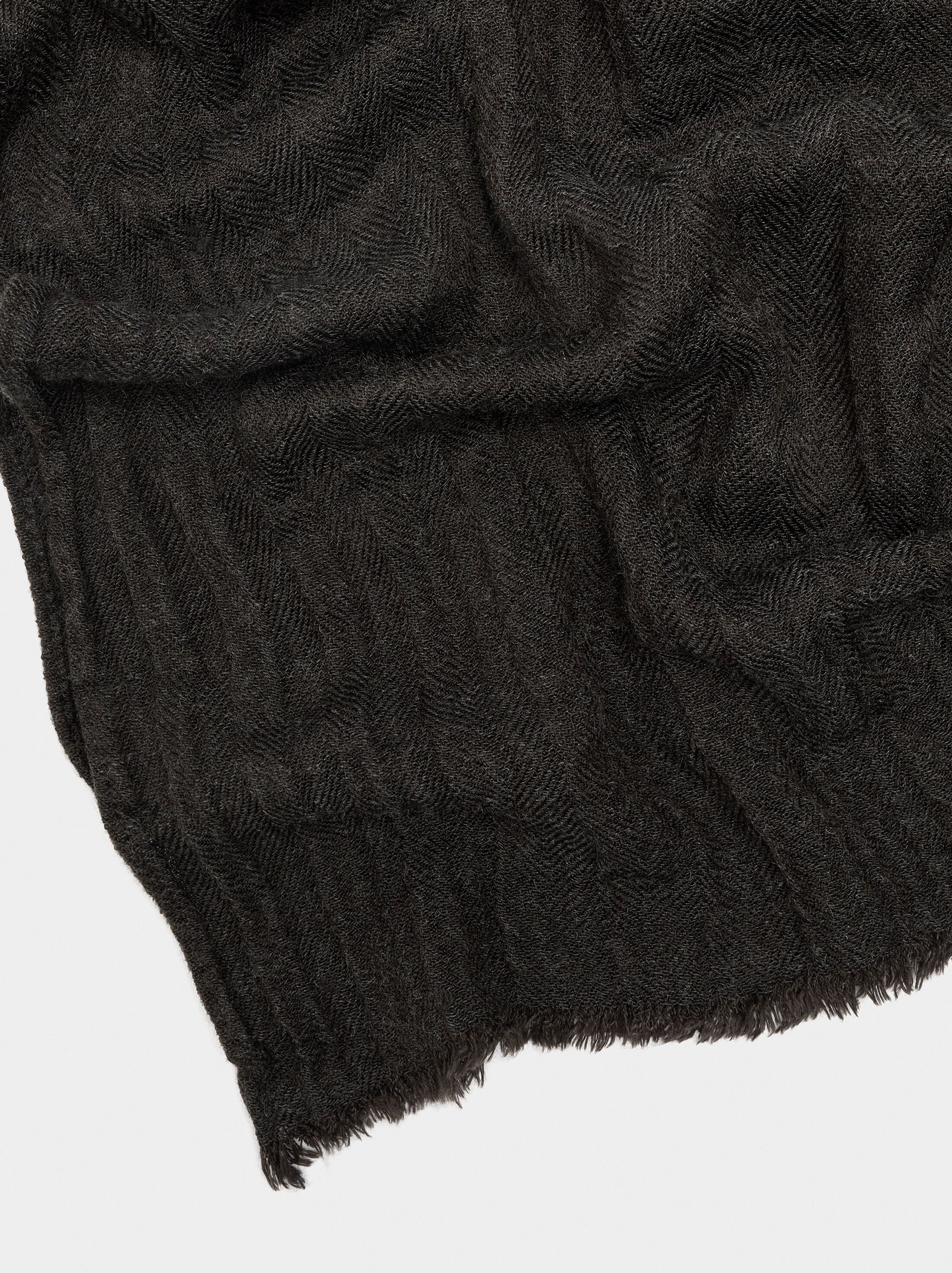 Plain pashmina with frayed edges image number 1.0