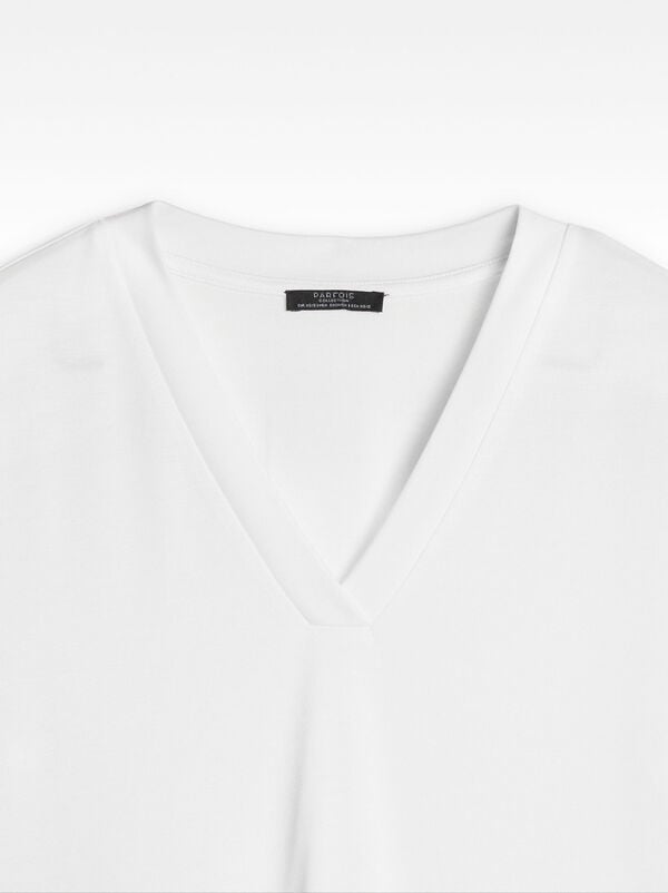 V-neck basic T-shirt