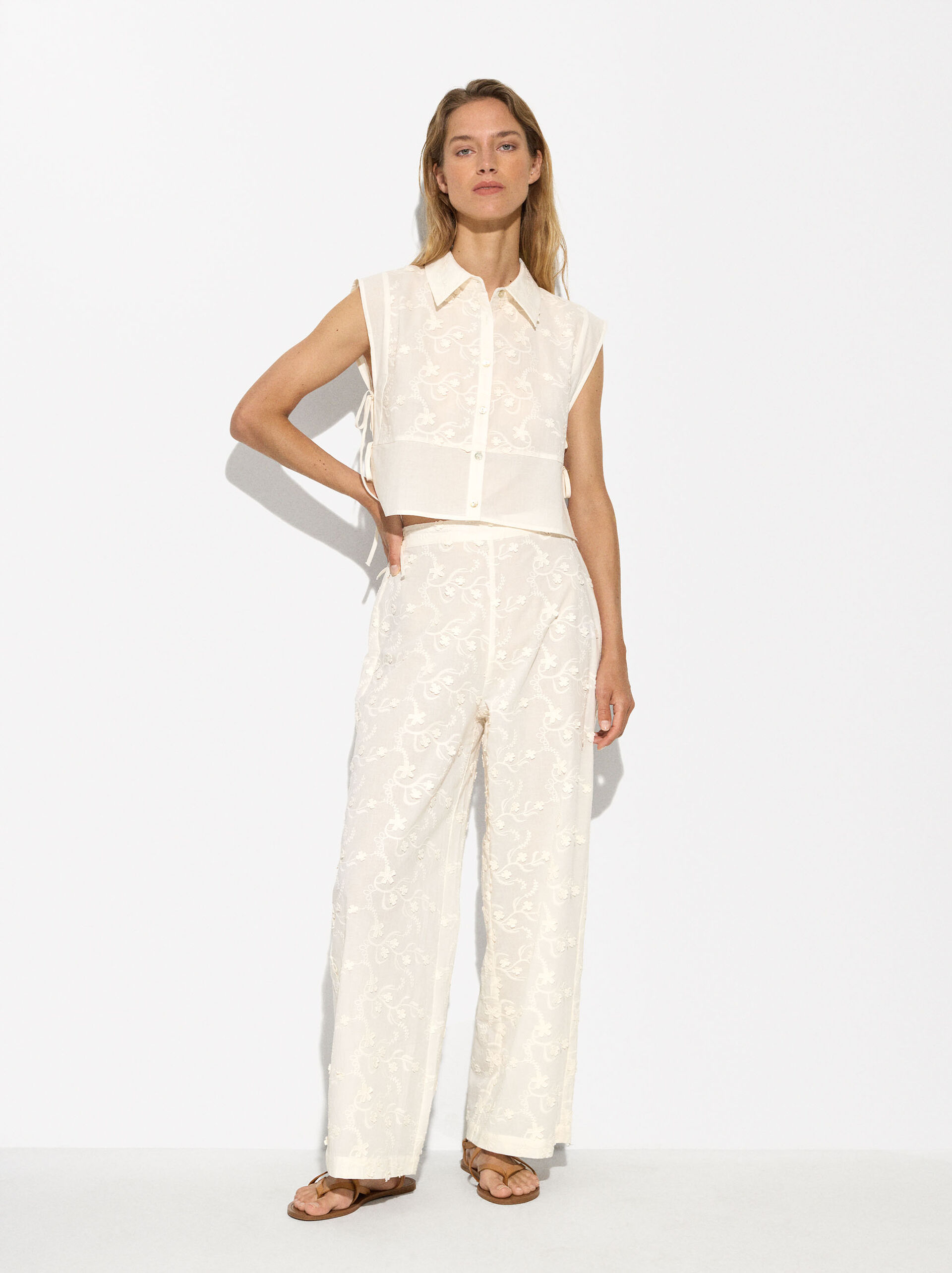 EXCLUSIVO ONLINE - Top con bordados y lazos image number 5.0