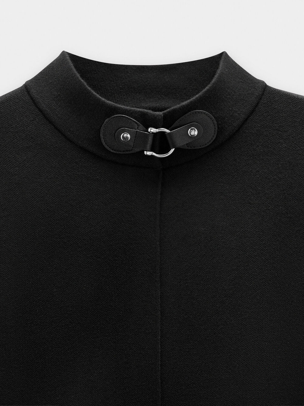 Poncho de malha com gola alta