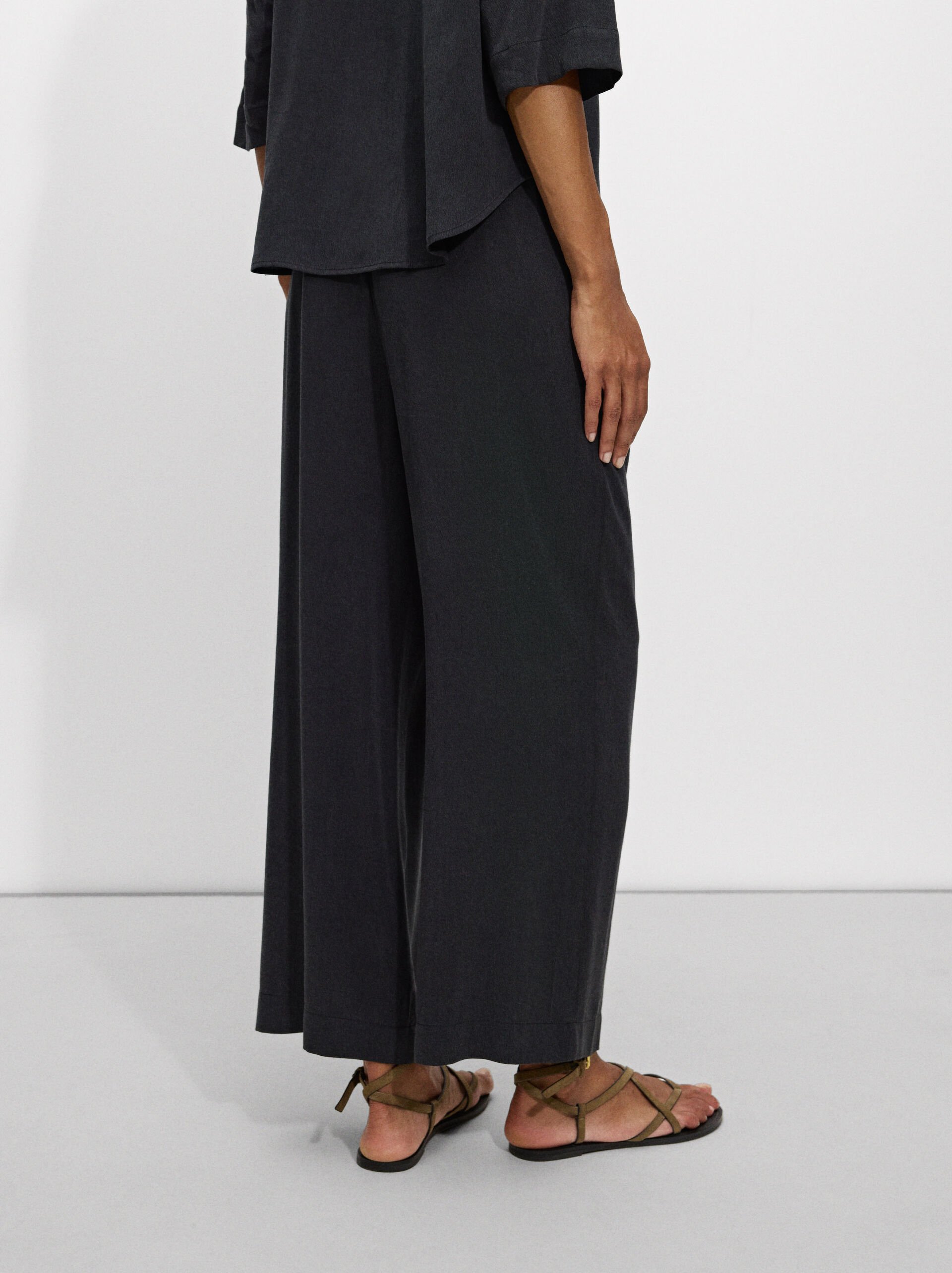Loose-fitting trousers with elastic waistband image number 3.0