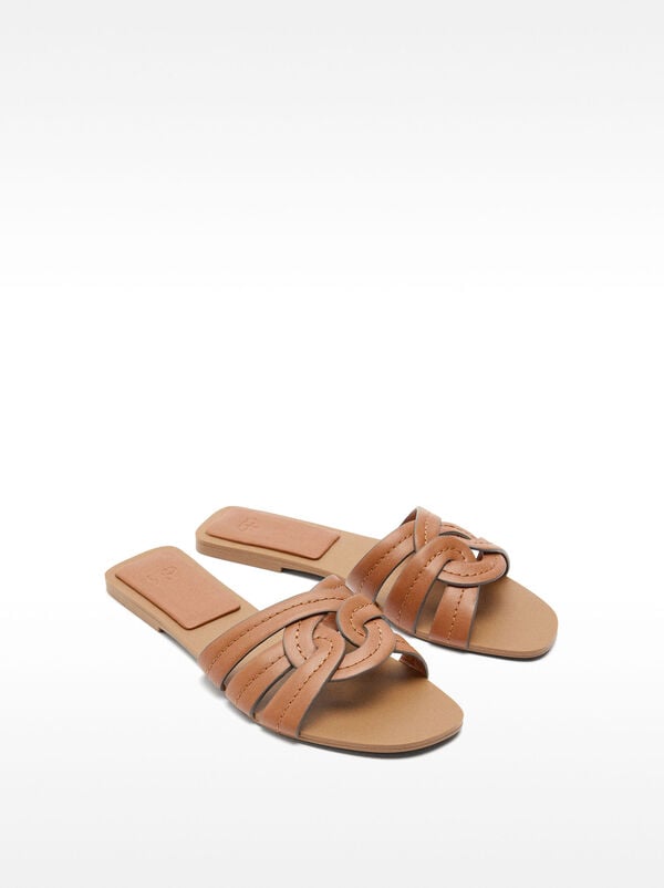 Crossed flat sandals