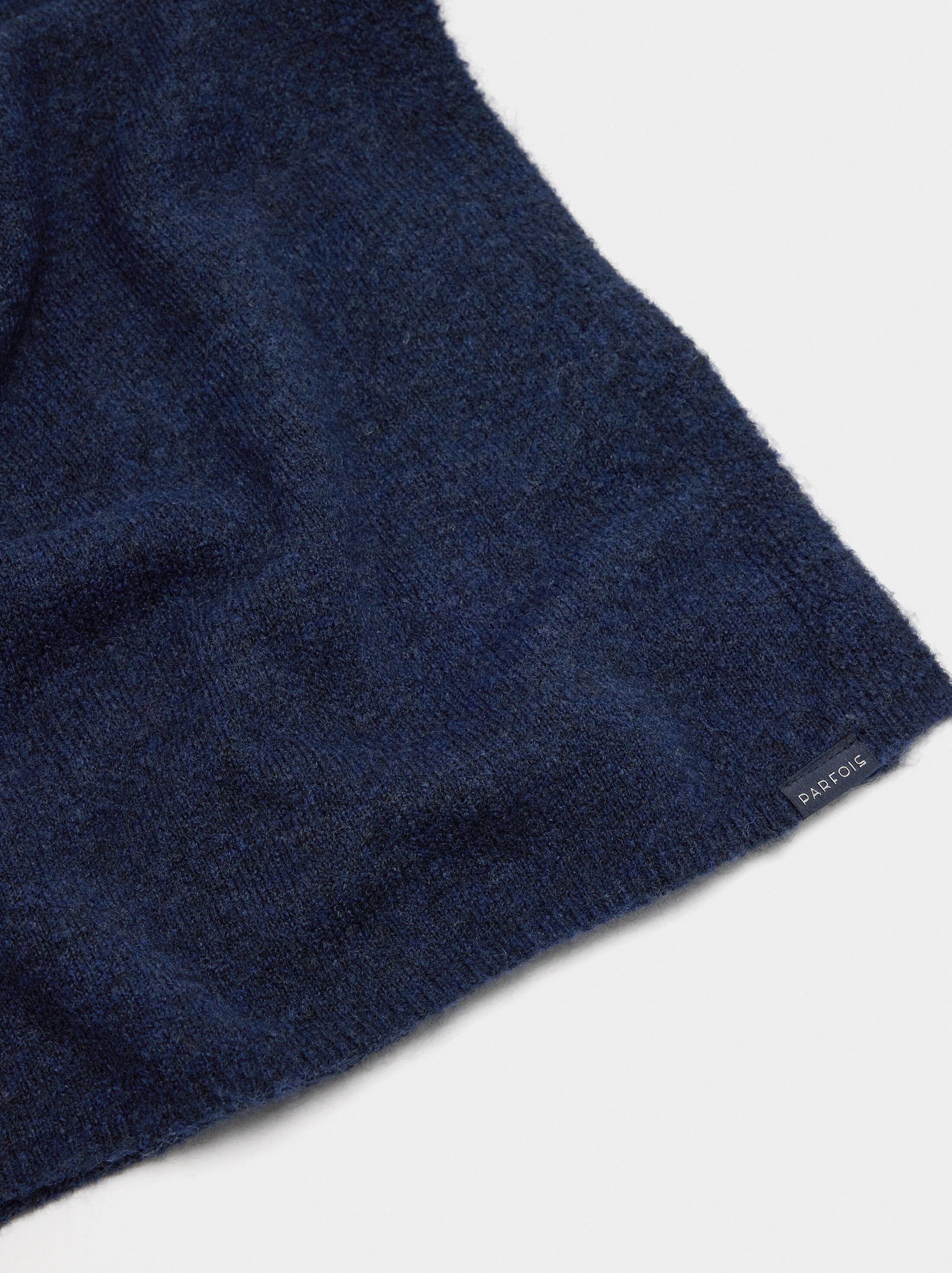 Plain scarf with ribbed edges image number 1.0