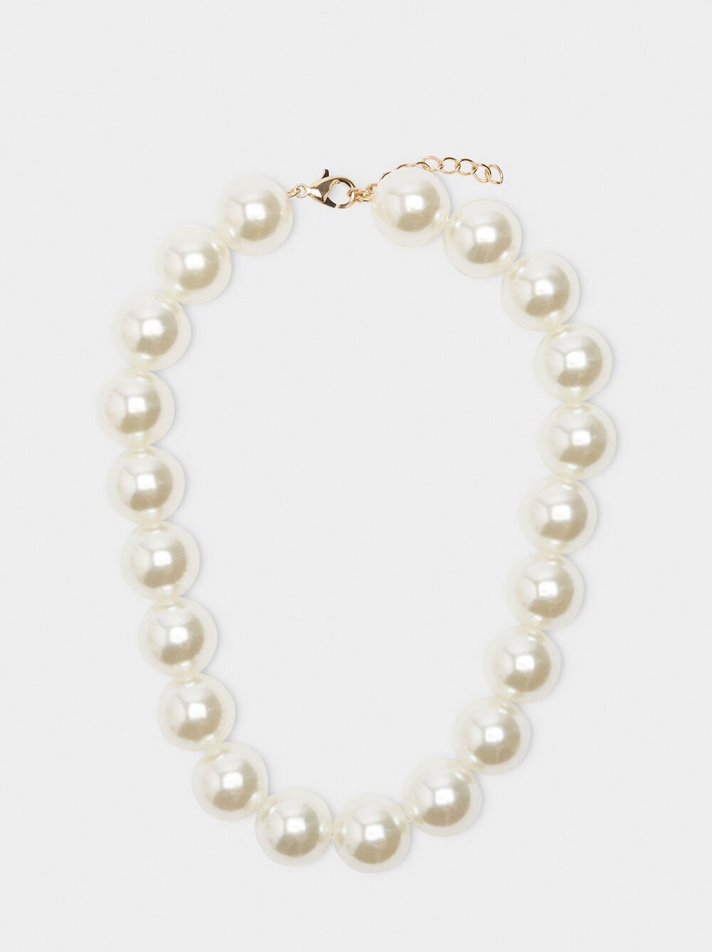 Short necklace of pearls