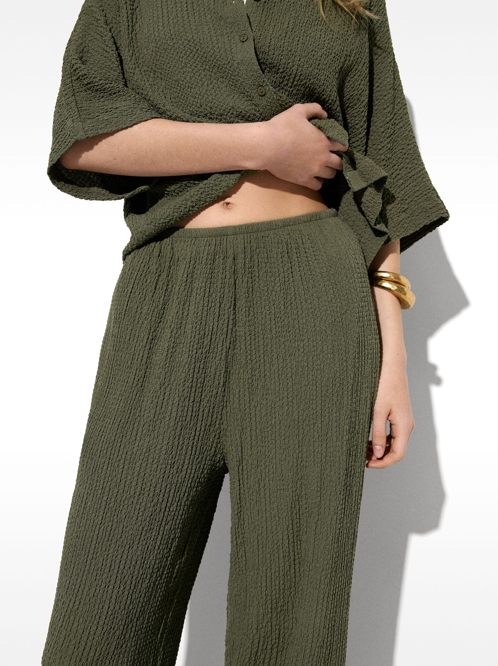 Wrinkled effect flowy pants image number 3.0
