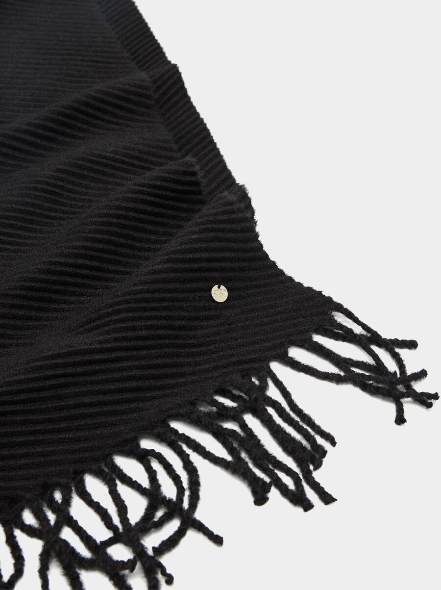 Scarf with fringes