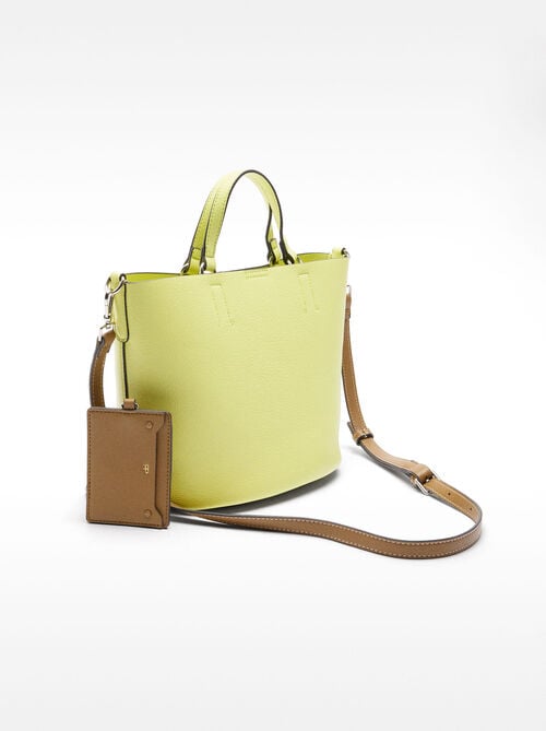 Bolso tote con colgante