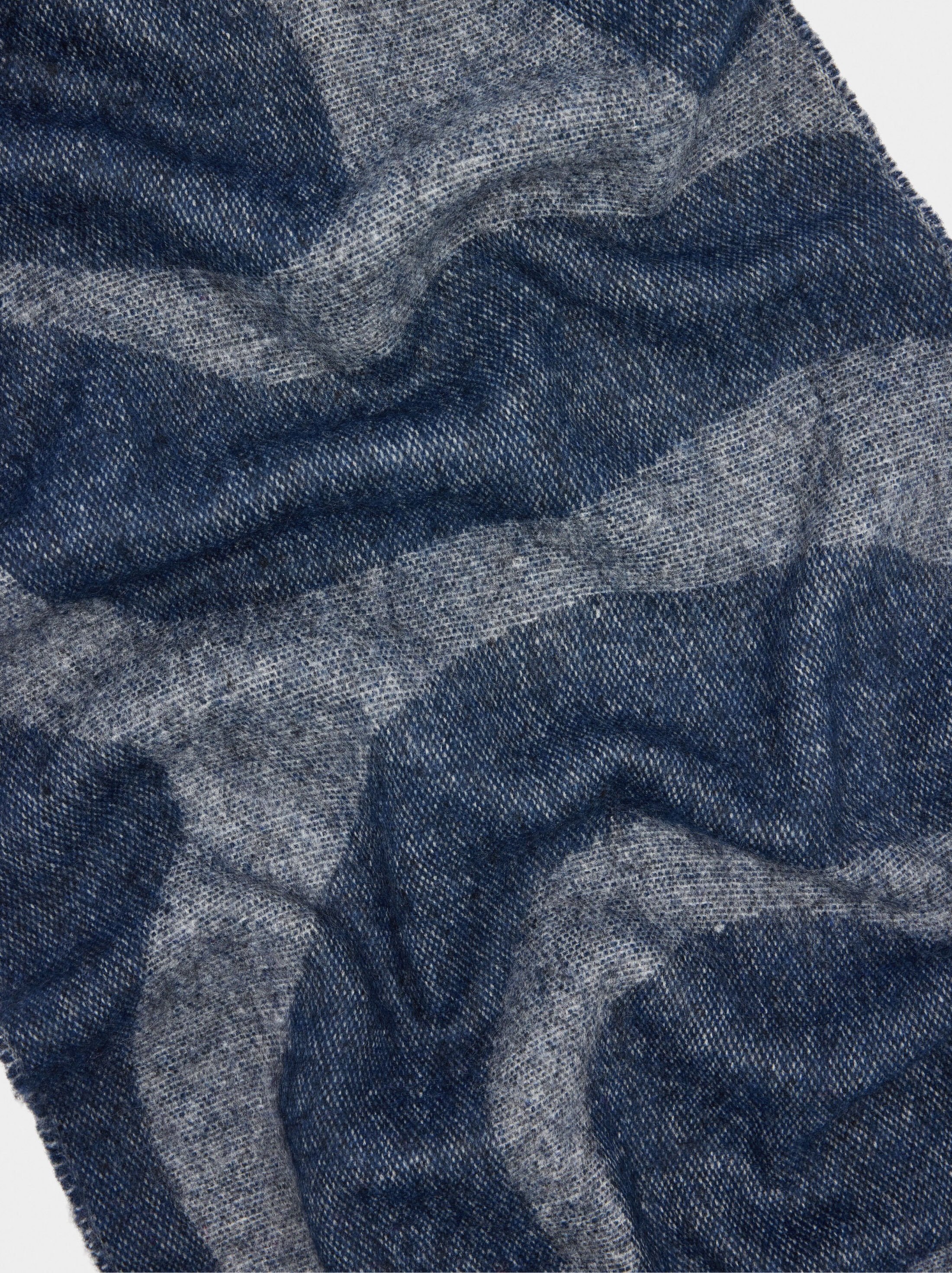 Jacquard scarf with fringes image number 1.0