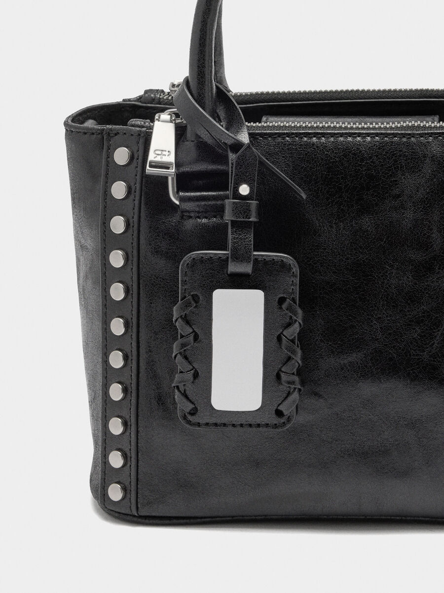 Bolso tote con tachuelas