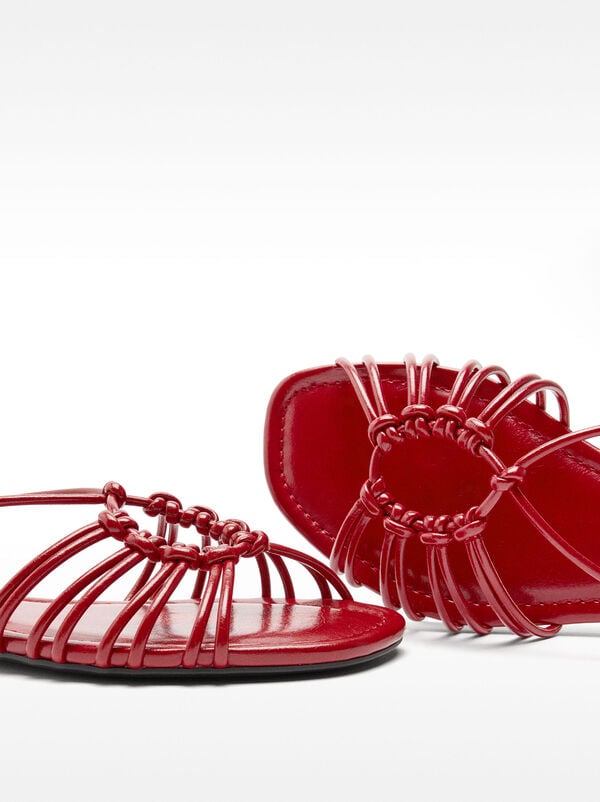 Flat sandals with straps and knots
