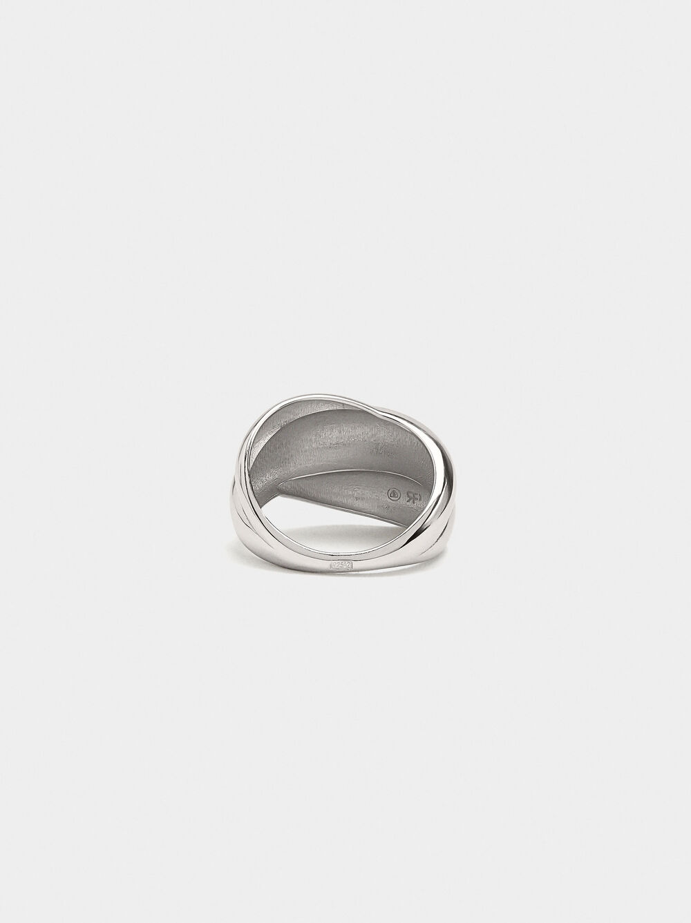 Rounded ring with embossed detail - 925 sterling silver