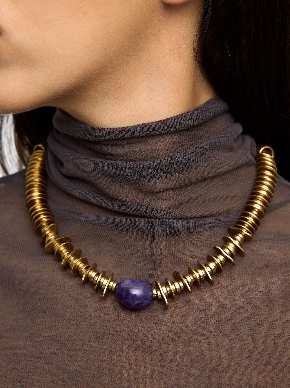 Short necklace with stone pendant