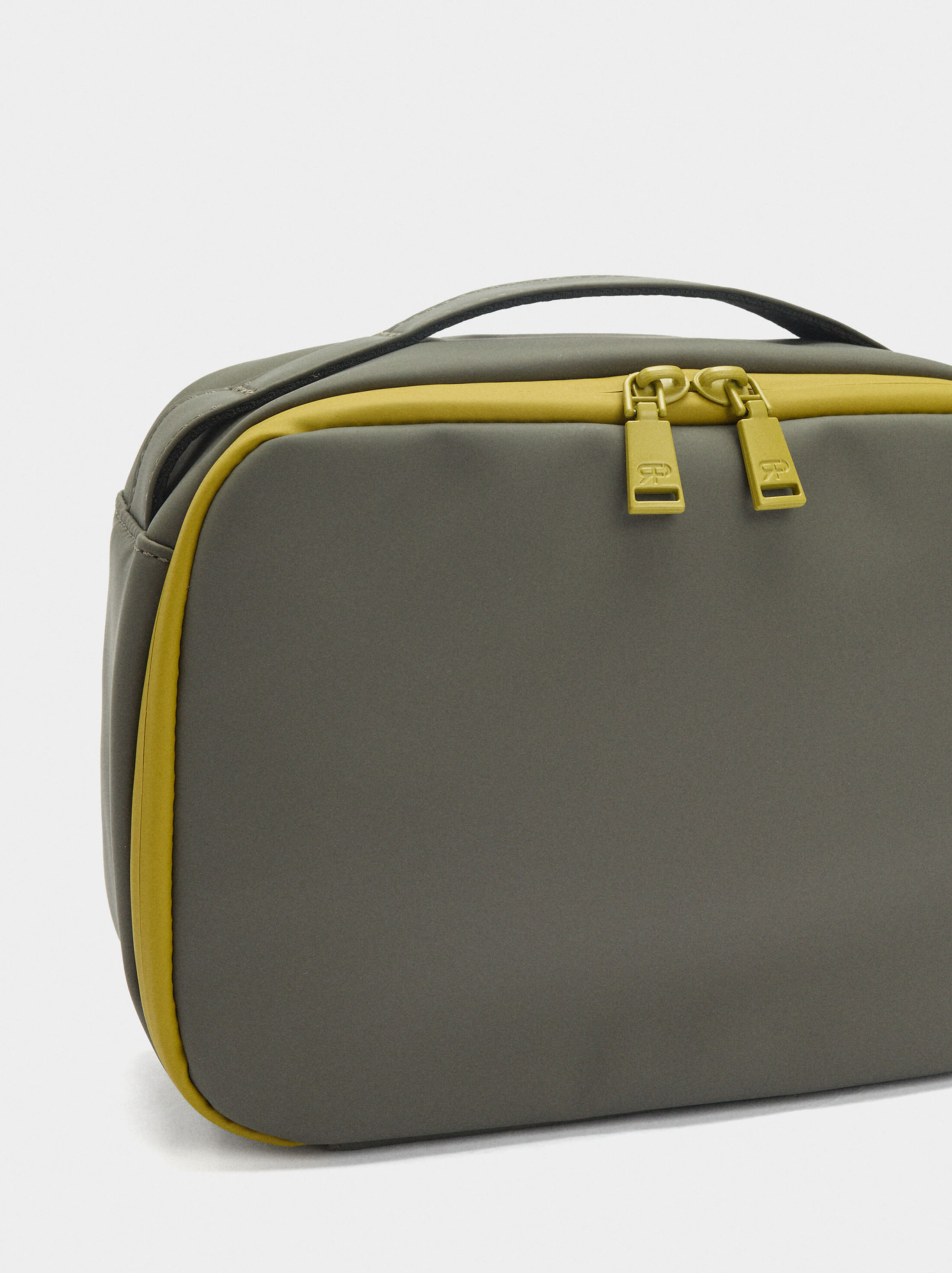 Plain necessaire with contrast image number 1.0