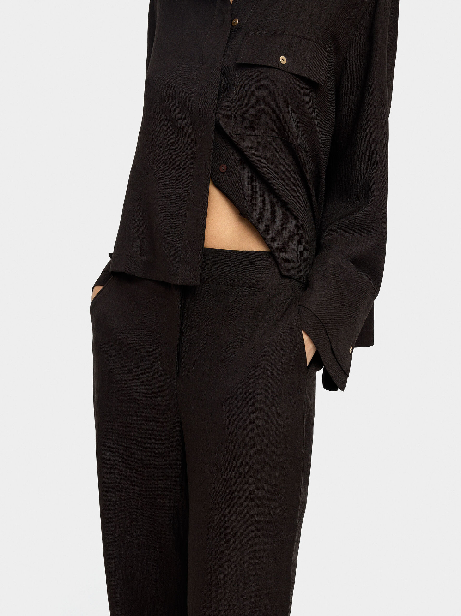Wrinkled effect flowy pants image number 4.0