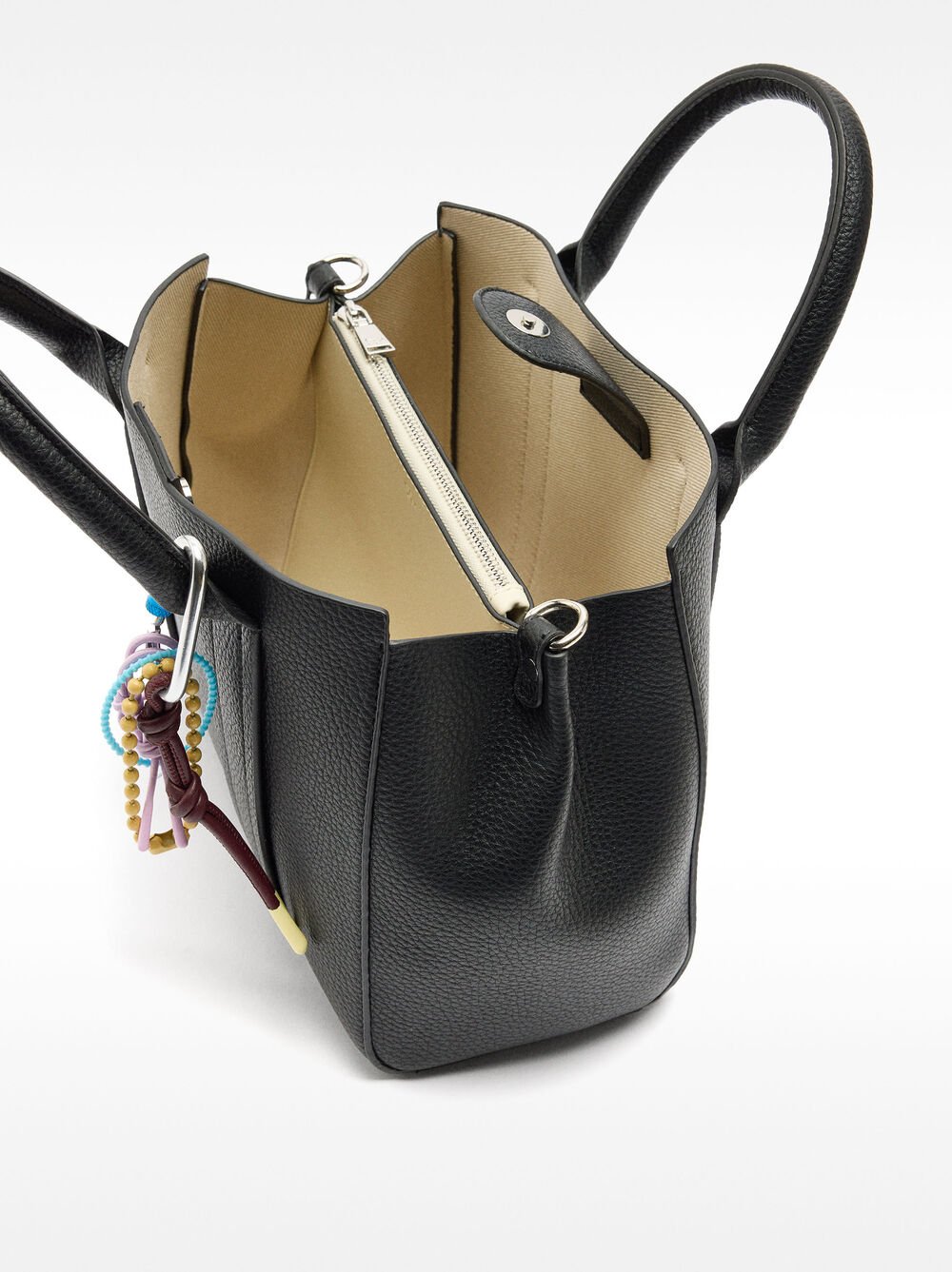 Bolso tote con colgante M