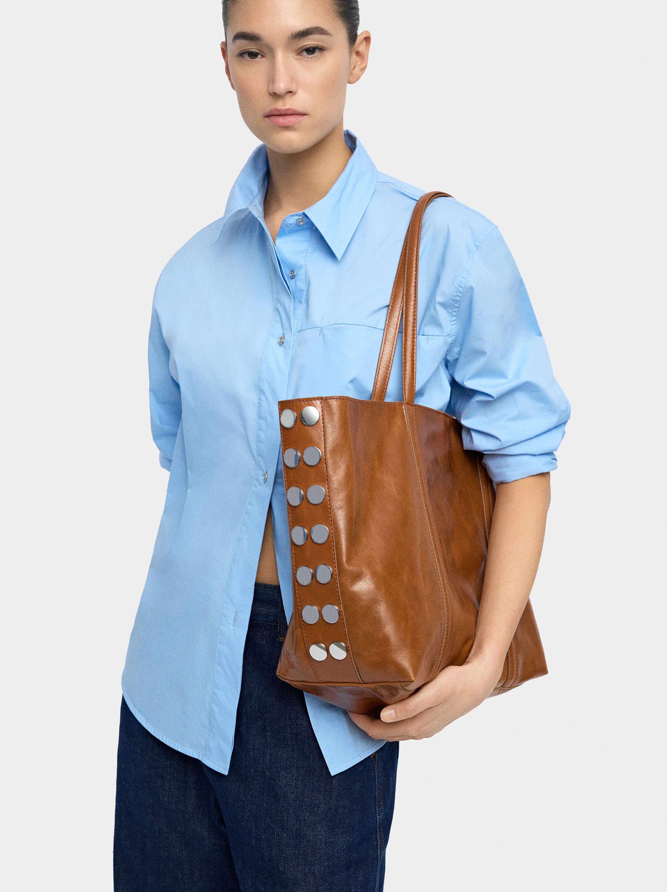 Bossa shopper de piel con studs image number 1.0