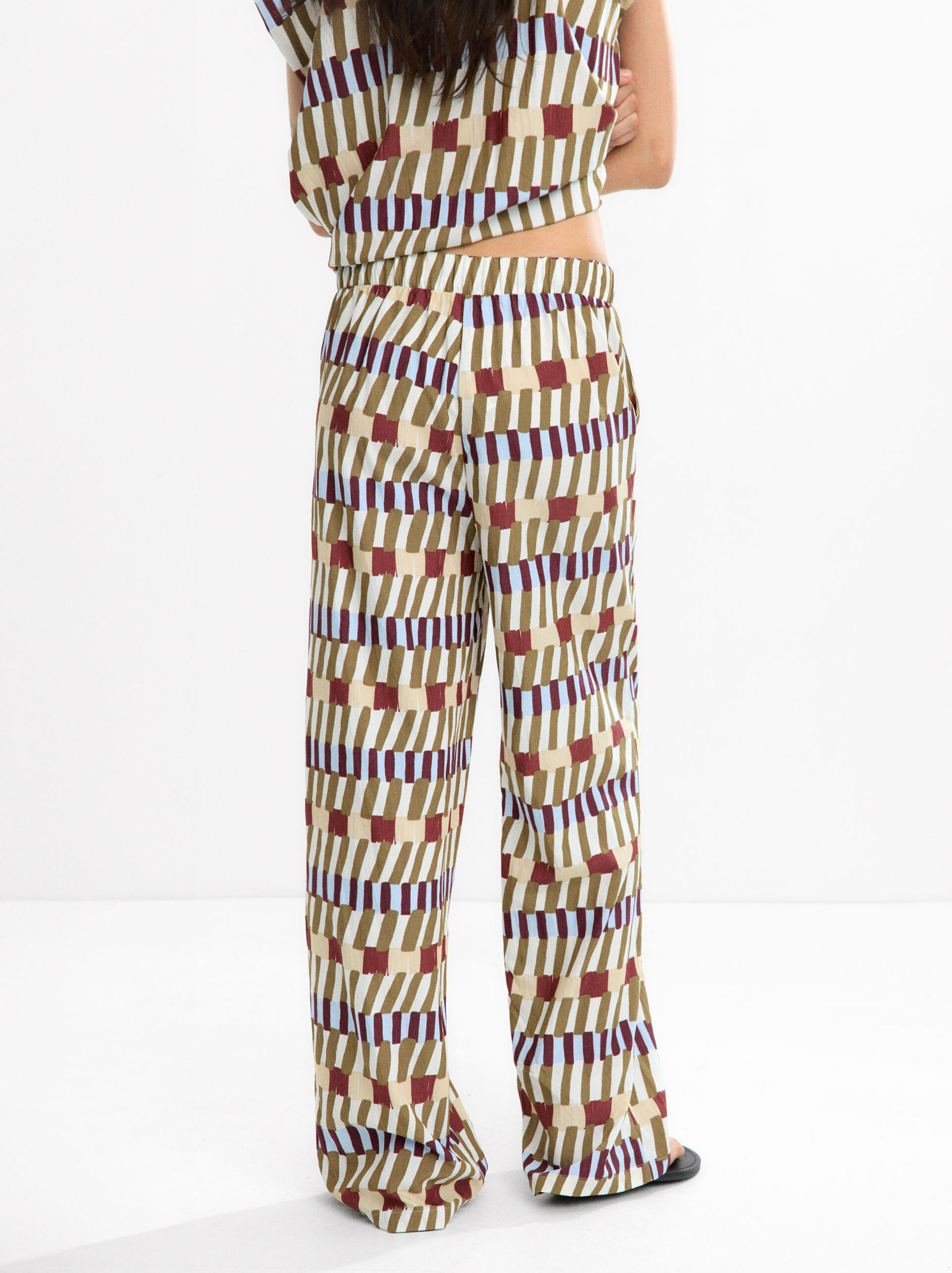 Printed fluid pants image number 4.0
