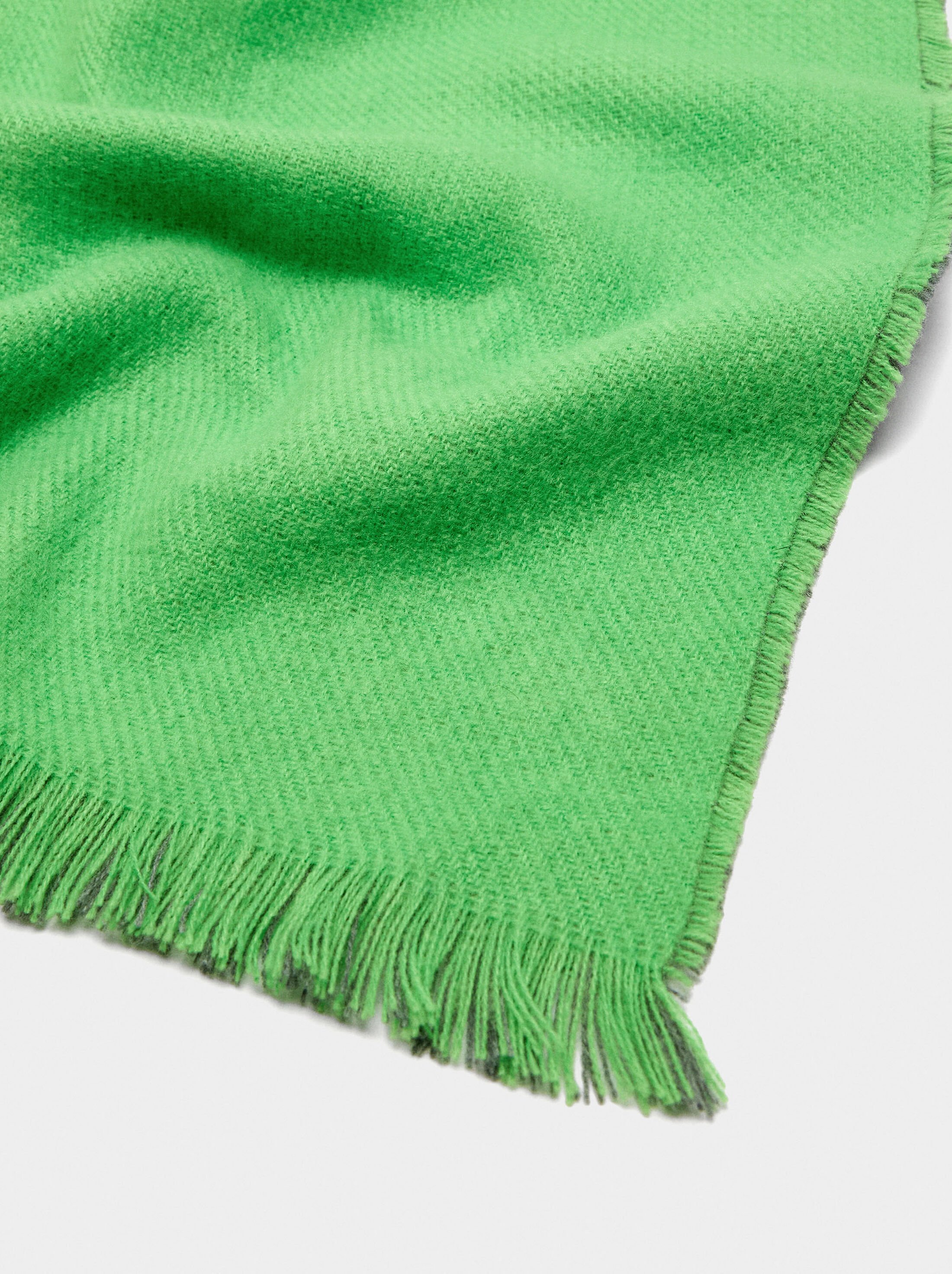 Bufanda reversible amb serrells image number 1.0