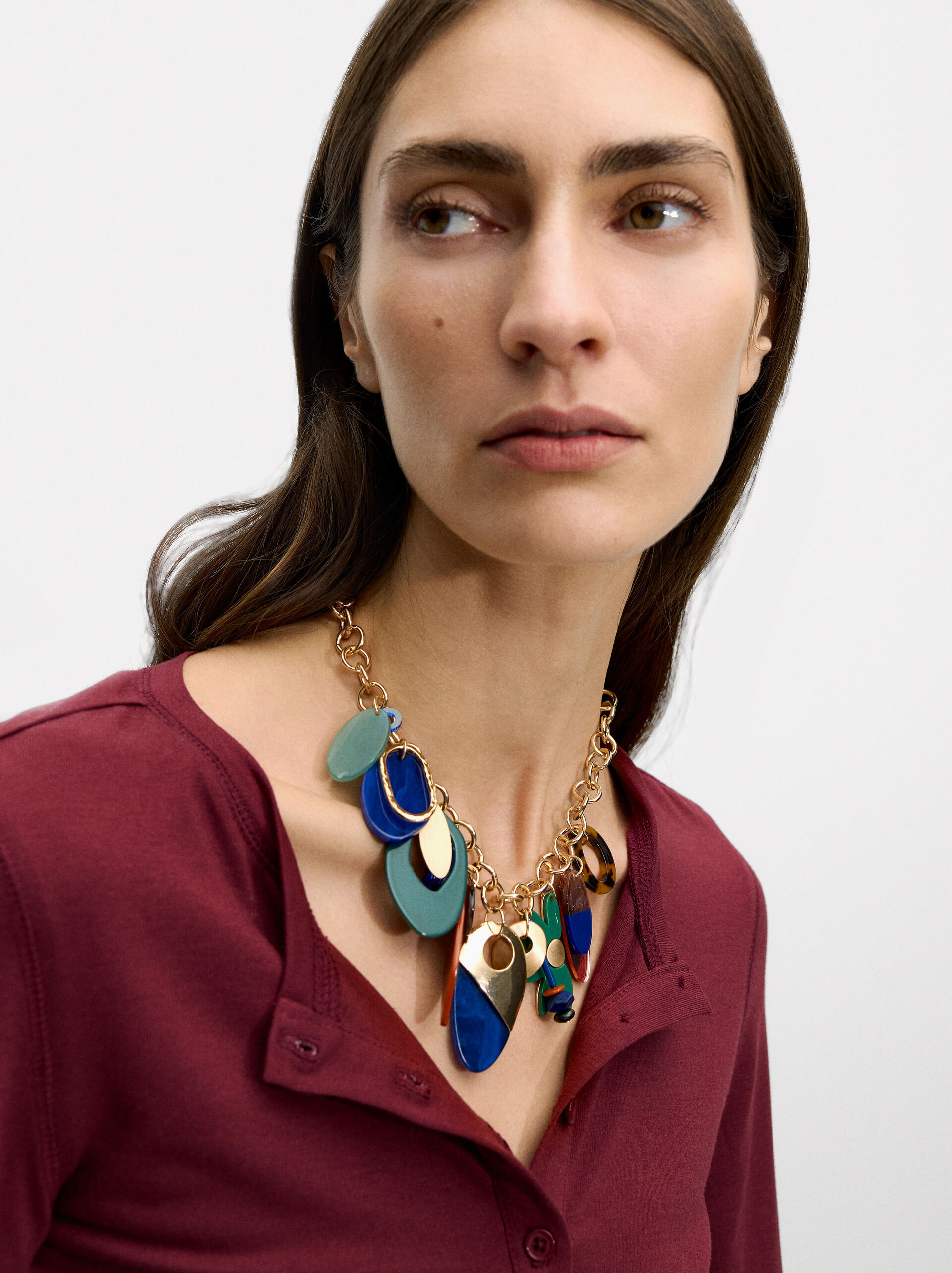 Collar corto con colgantes de resina image number 1.0