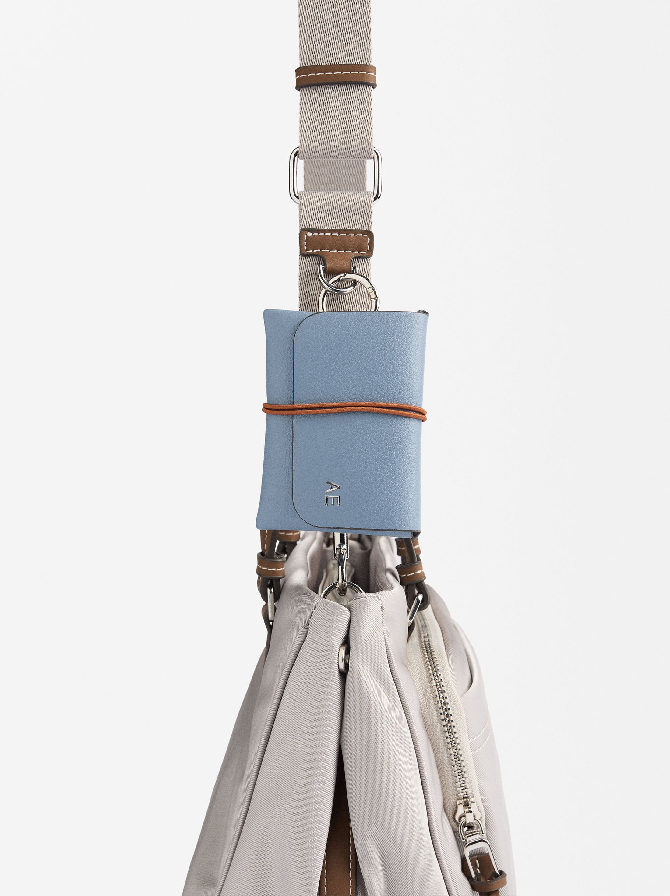 Bolso tote de nylon image number 4.0