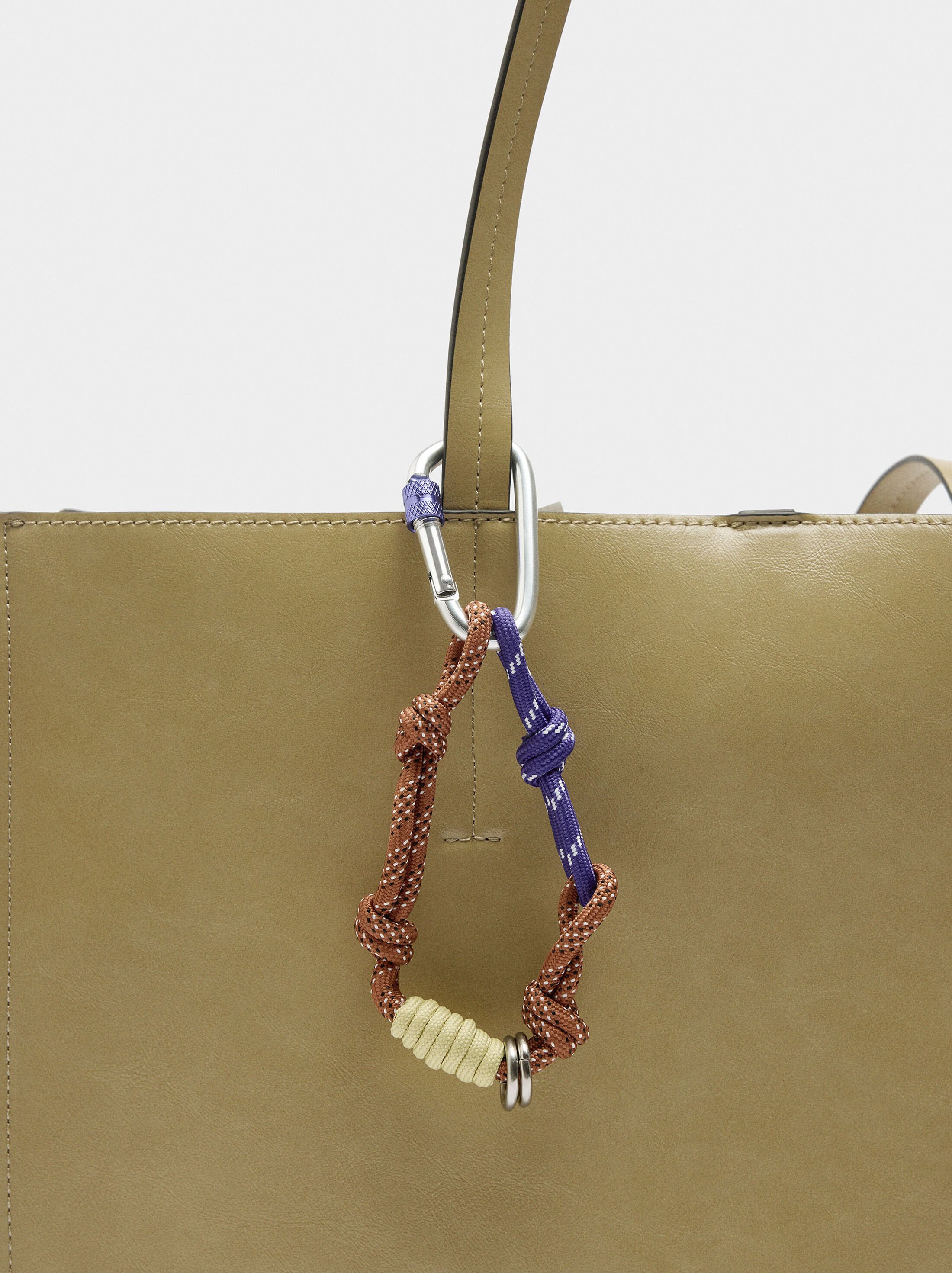 Shopper bag with pendant image number 5.0