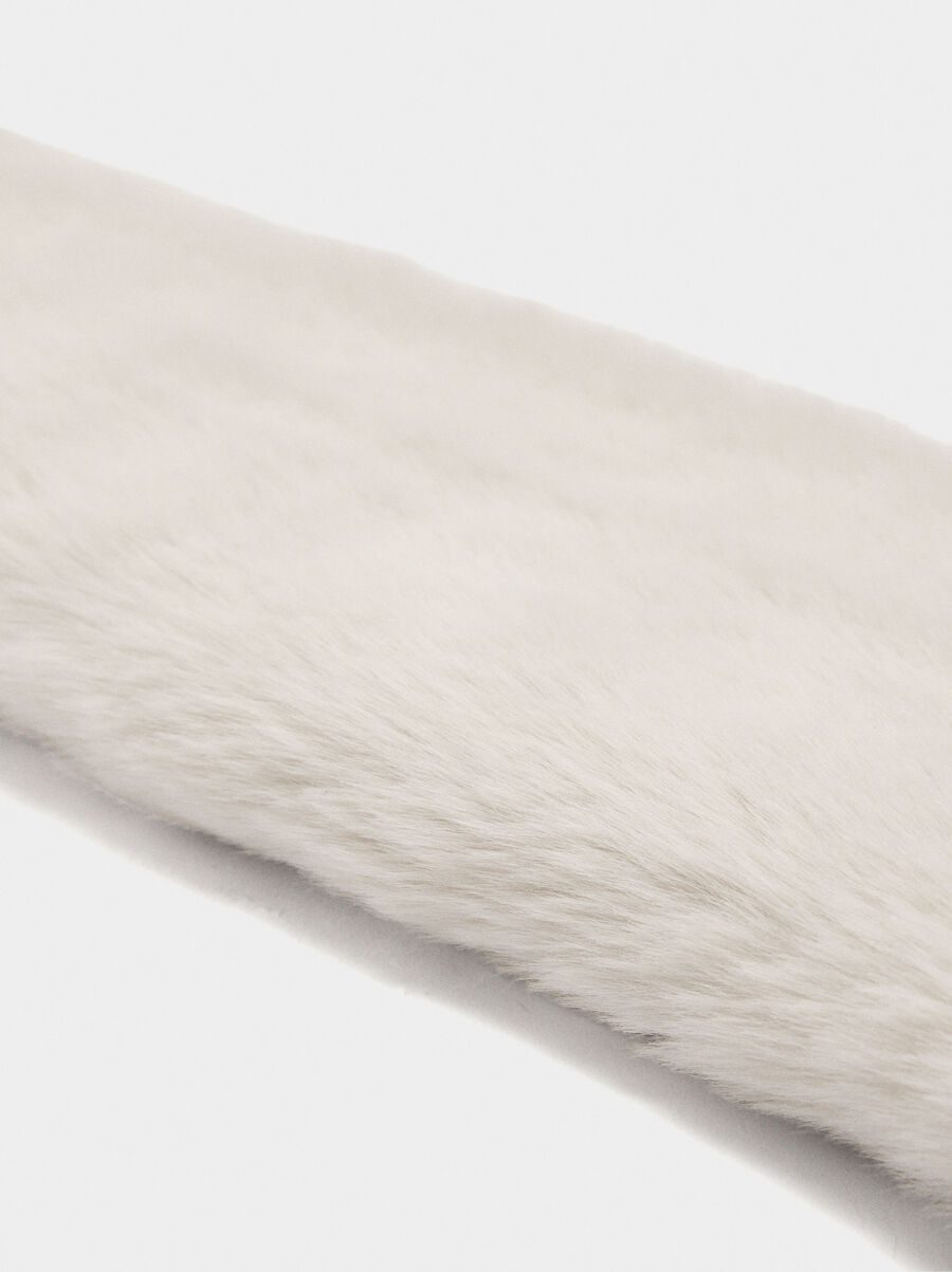 Stole with fur effect