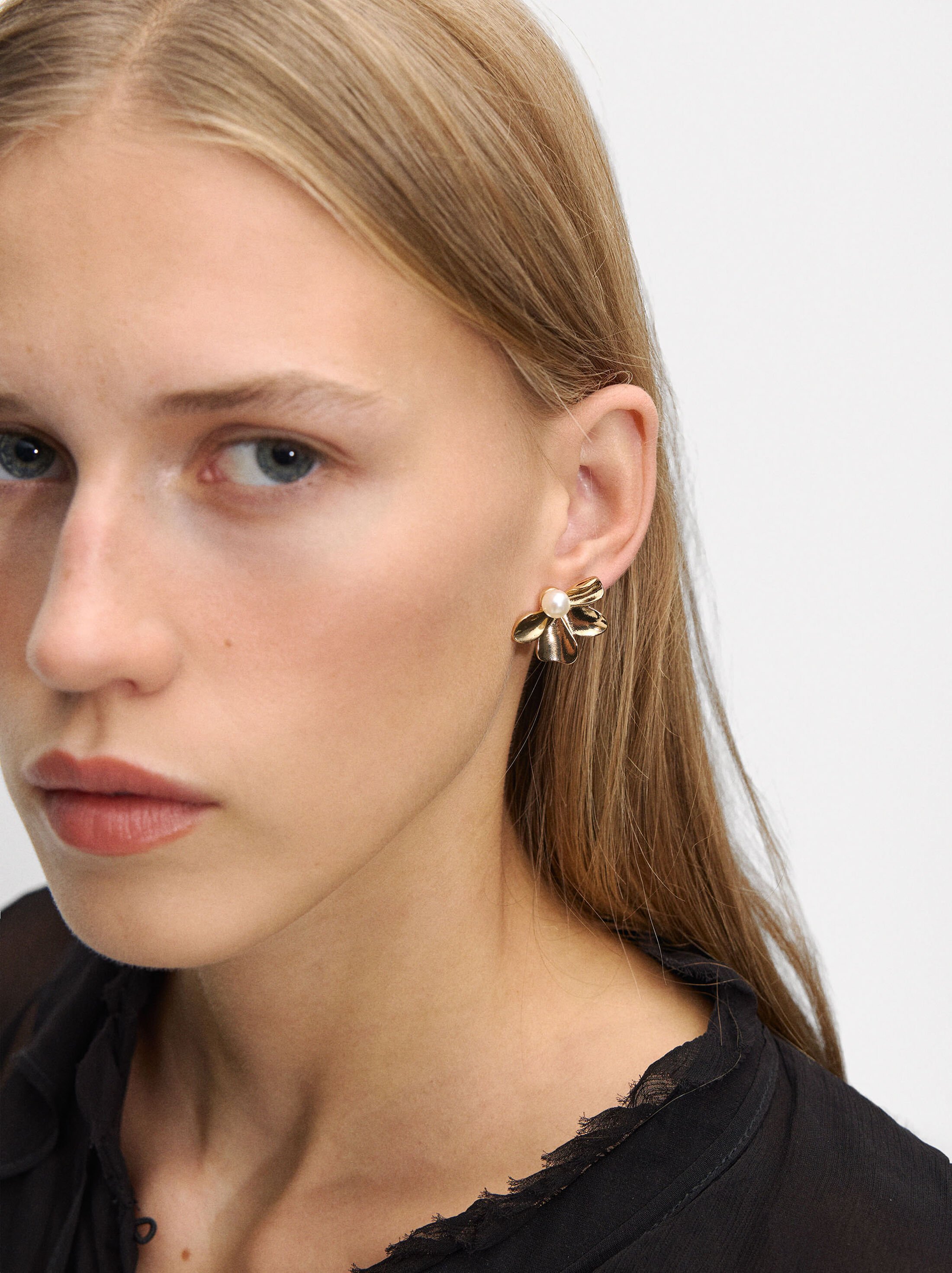 Flower earrings with pearl image number 1.0