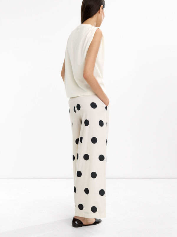 Flowing trousers with polka dots