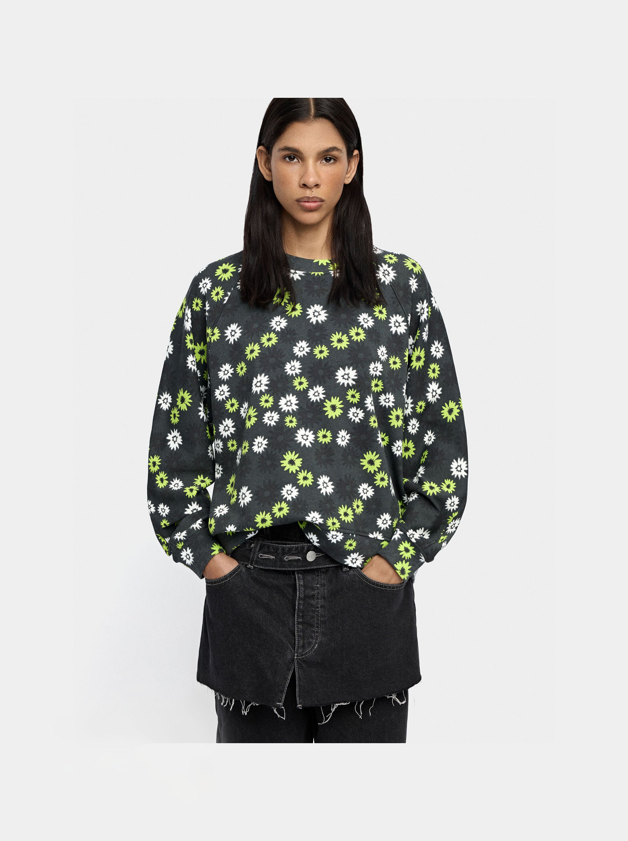 Sweatshirt with polka dots image number 6.0